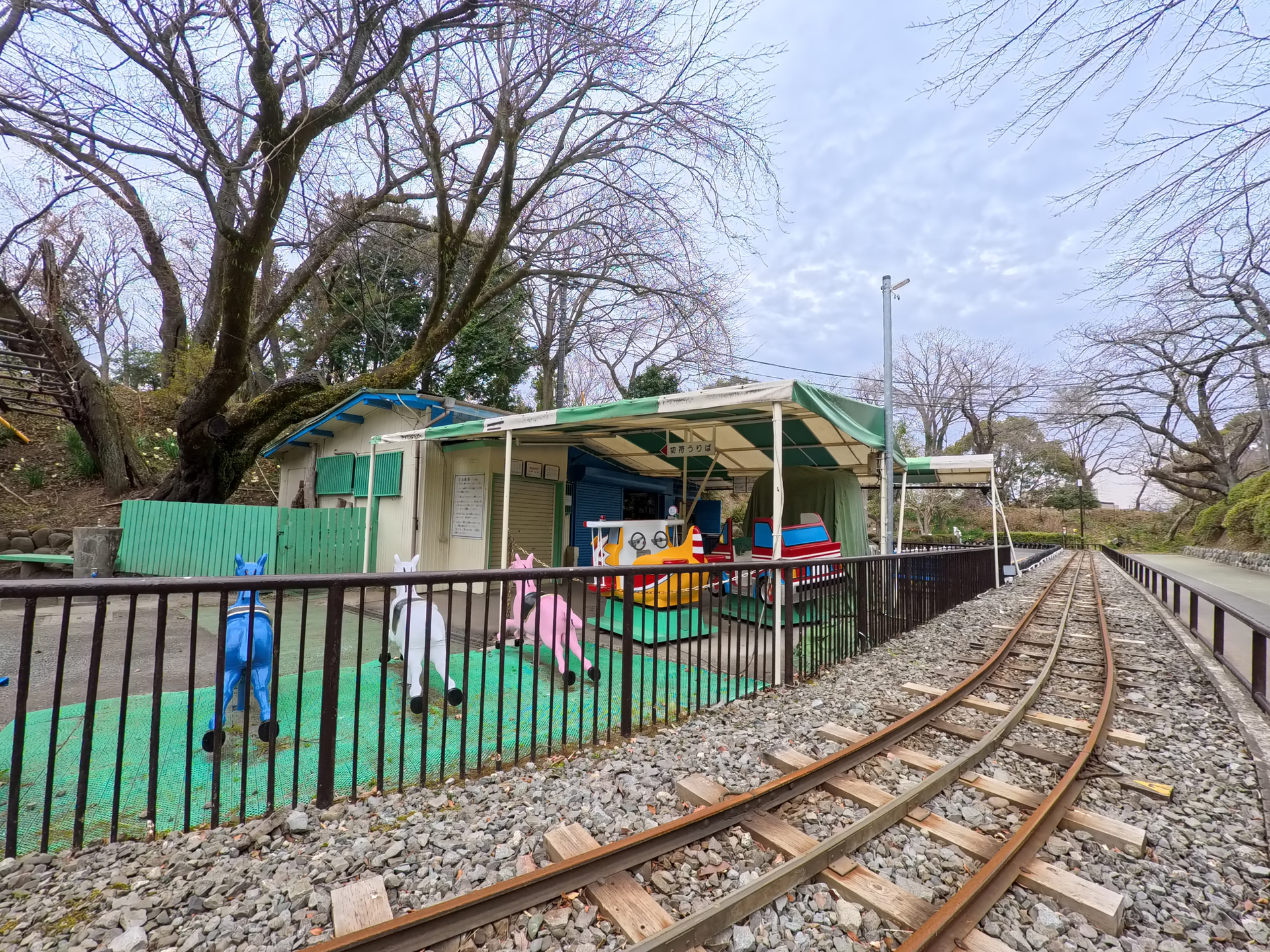 城址公園内にあるノスタルジックなこども遊園地の遊具はとてもカラフル。ライカカラープロファイルVIVIDでいっそう鮮やかに仕上がった<br><span class="fnt-85">13mm相当／プログラムAE（F2.6、1秒、＋0.7EV）／ISO 100／WB：オート</span>