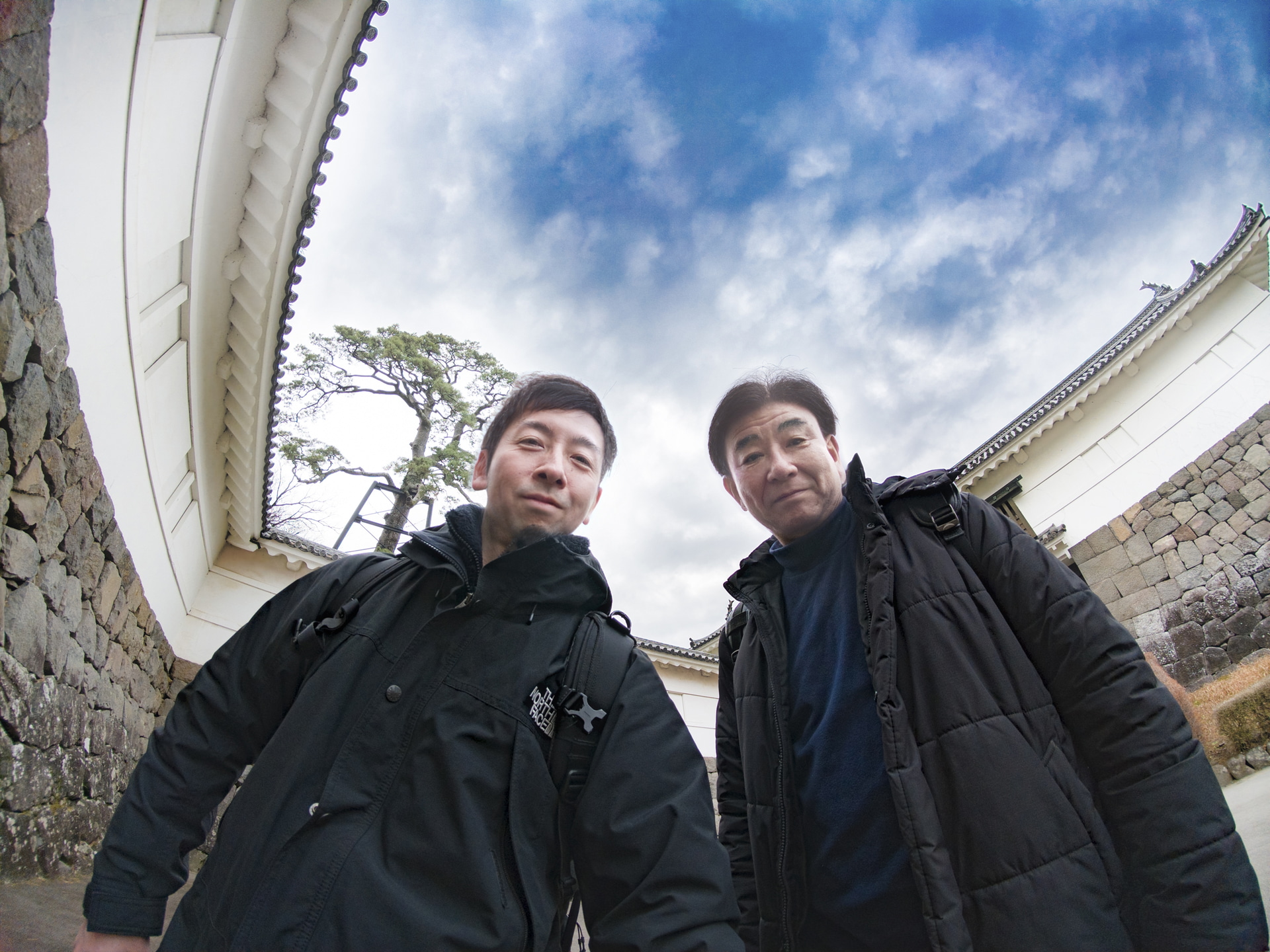 小田原城天守閣館長の諏訪間さんとの2ショット。超広角の視野の広さを生かせば城壁を取り入れながら自撮り撮影が楽しめる<br><span class="fnt-85">13mm相当／プログラムAE（F2.6、1/140秒、＋0.7EV）／ISO 100／WB：オート</span>