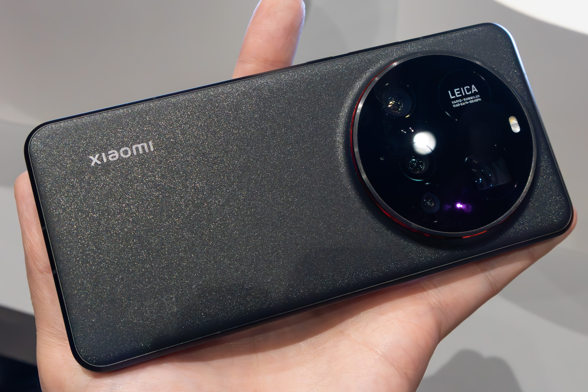 ブラック。レンズ周りに赤のリングが入る