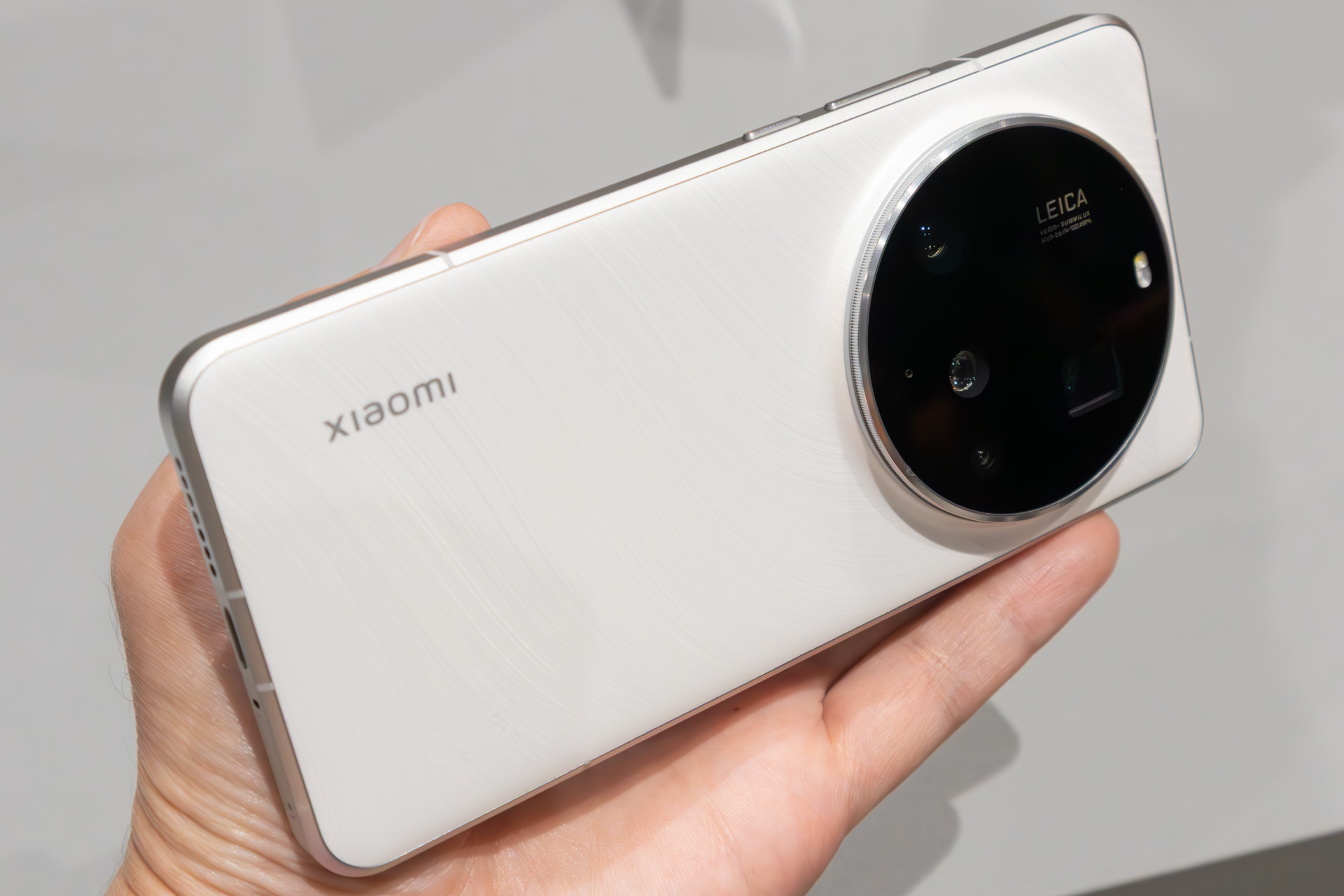 ホワイト。薄く模様が入っており、サラサラした感触になっていた