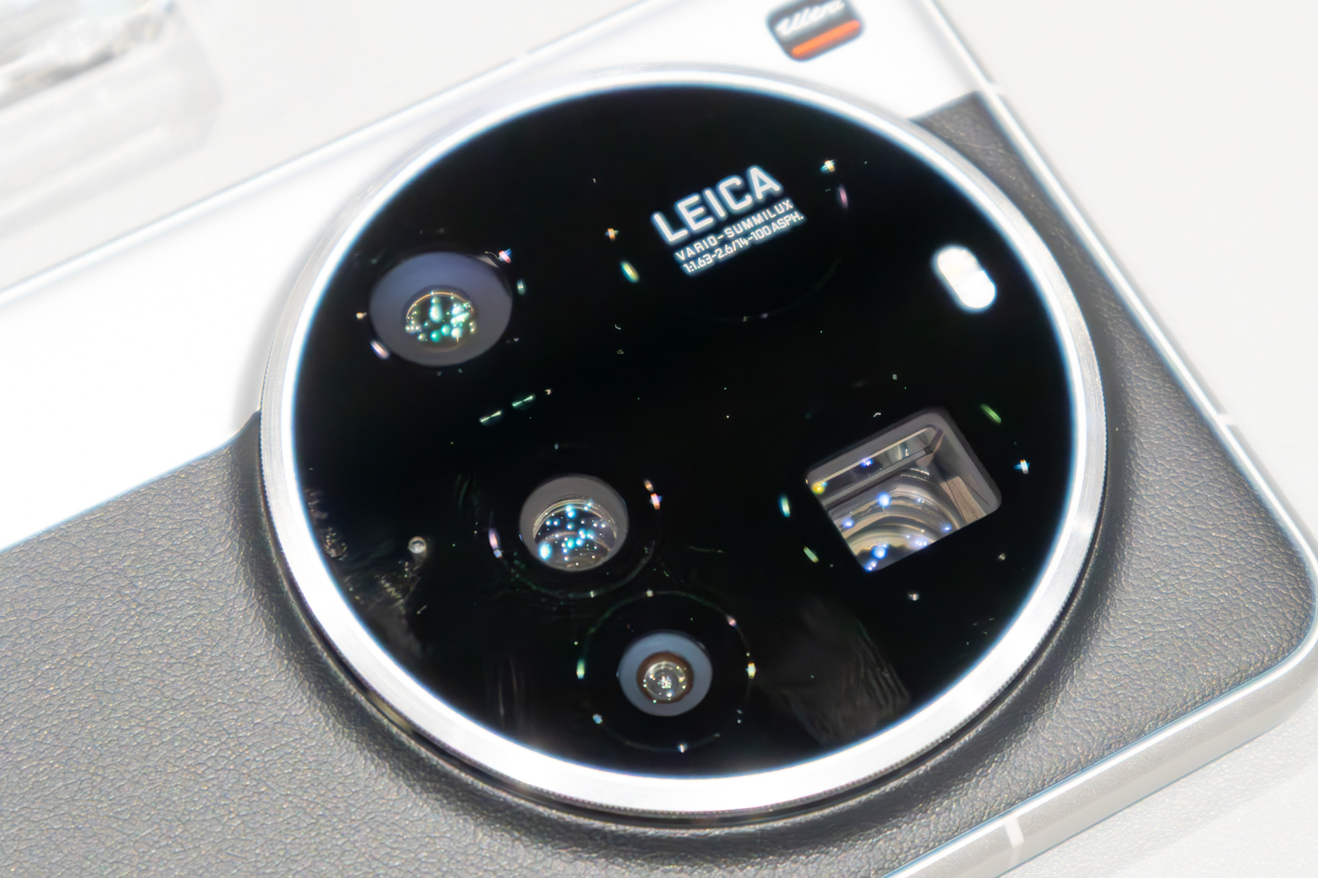 カメラ部分。「VARIO-SUMMILUX」銘を冠する