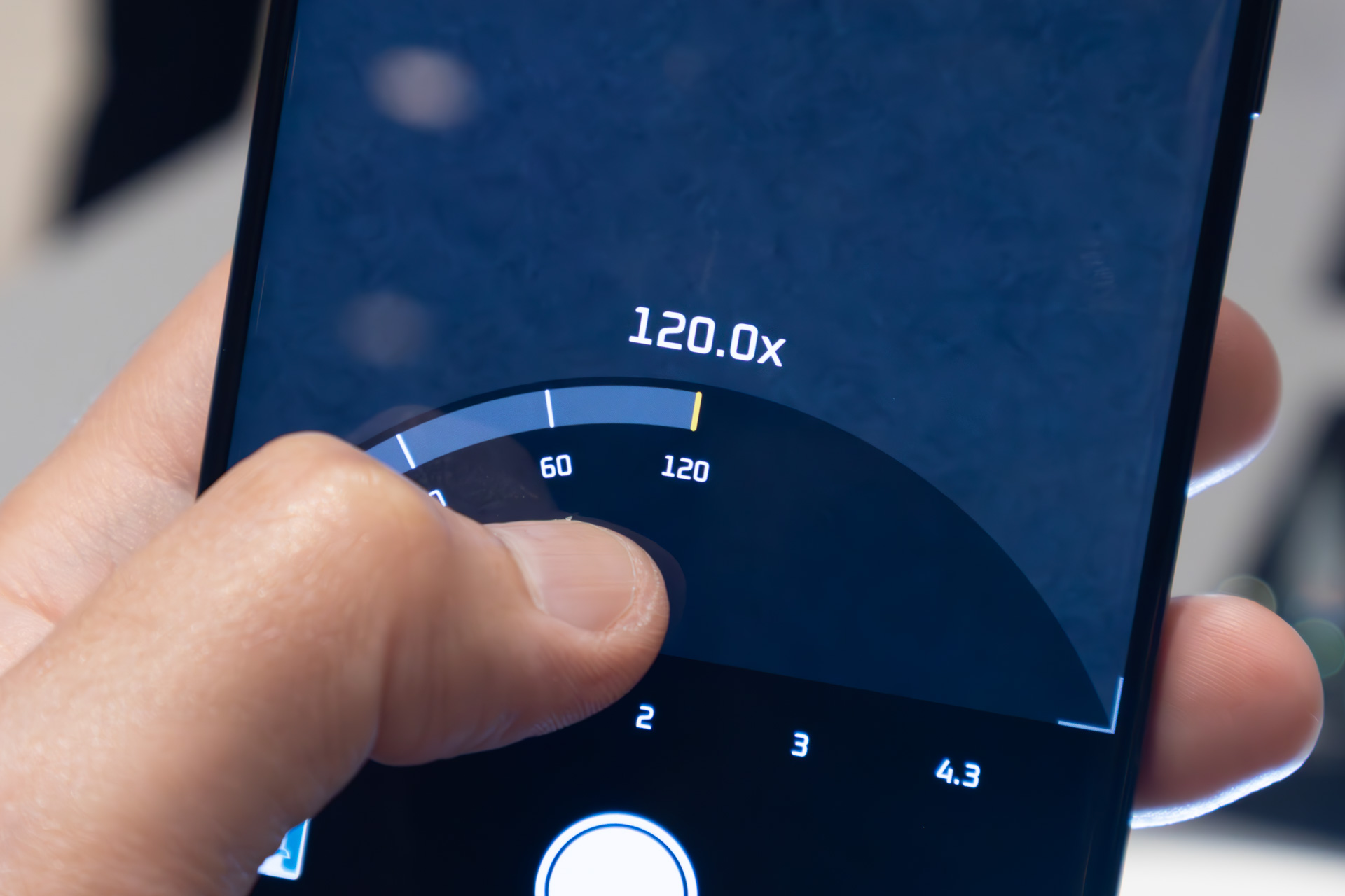 カメラアプリではスワイプするとズームできる