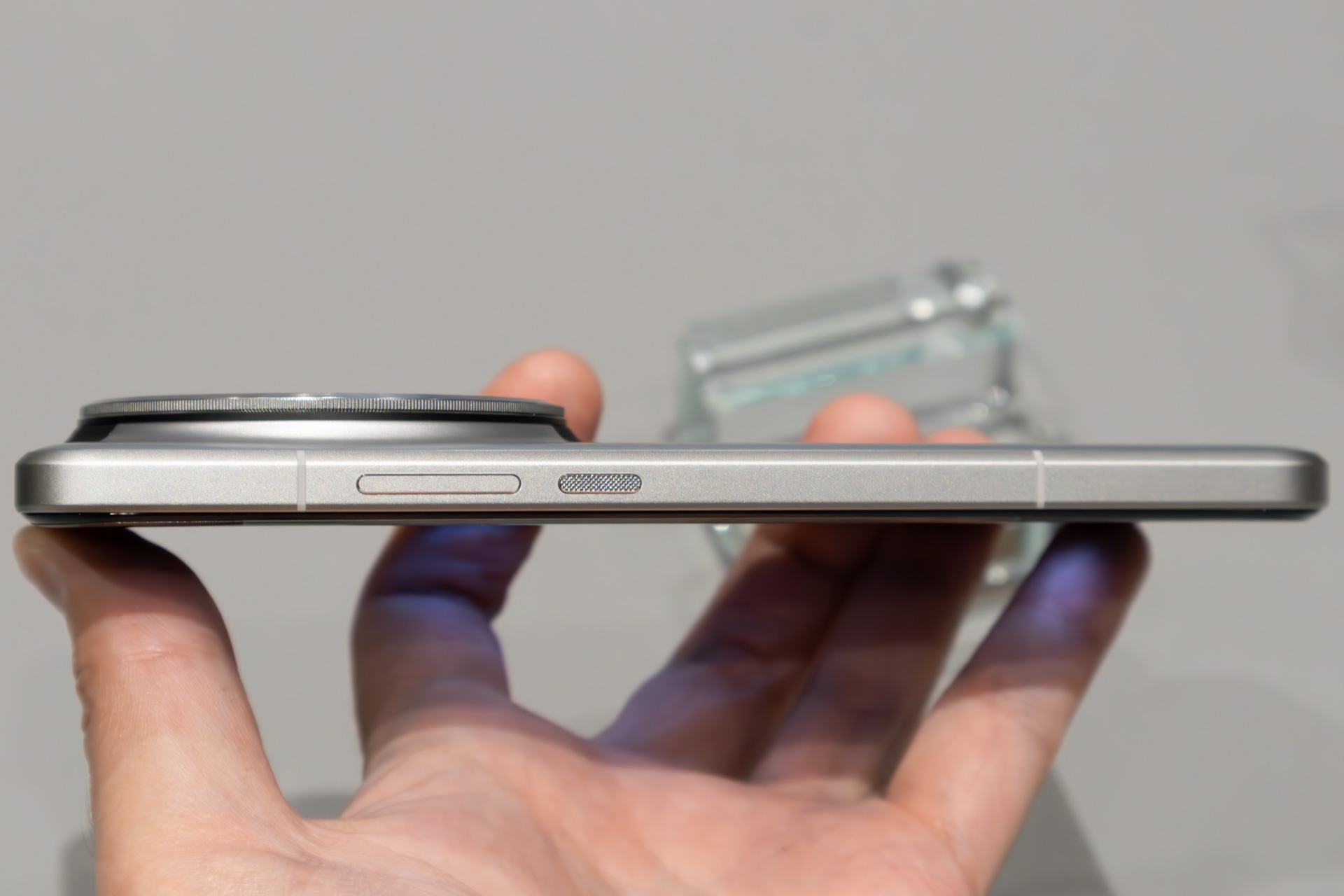 スイッチ類はボリュームと電源のみ