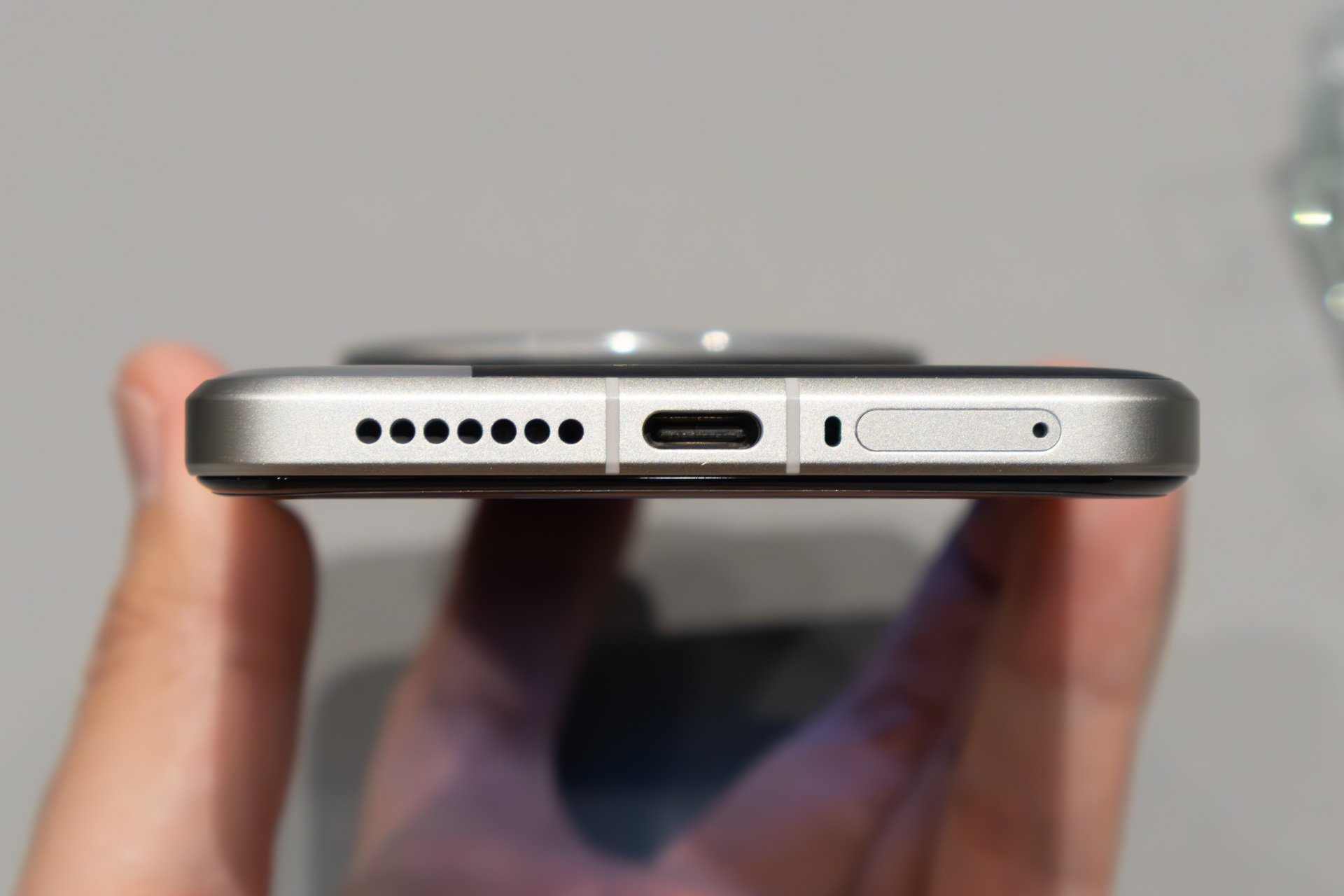 下部にはUSB Type-C端子などがある