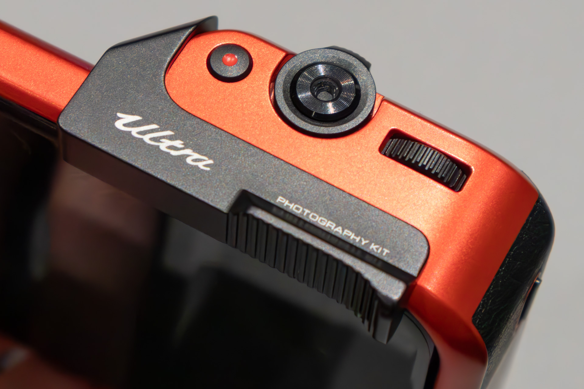 サムレストには滑り止めがある。試したところ、上部のダイヤルでは露出補正が機能した