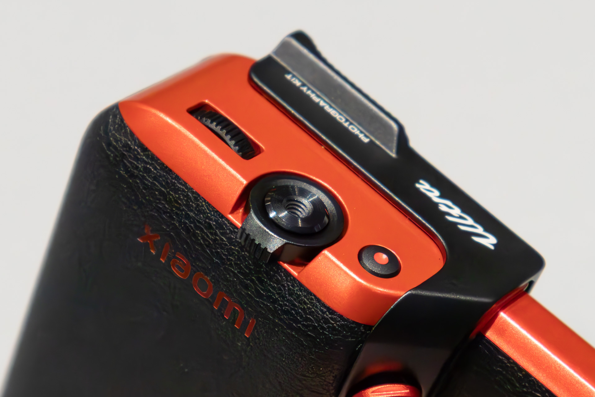 シャッターボタン部分にはズームレバーがある