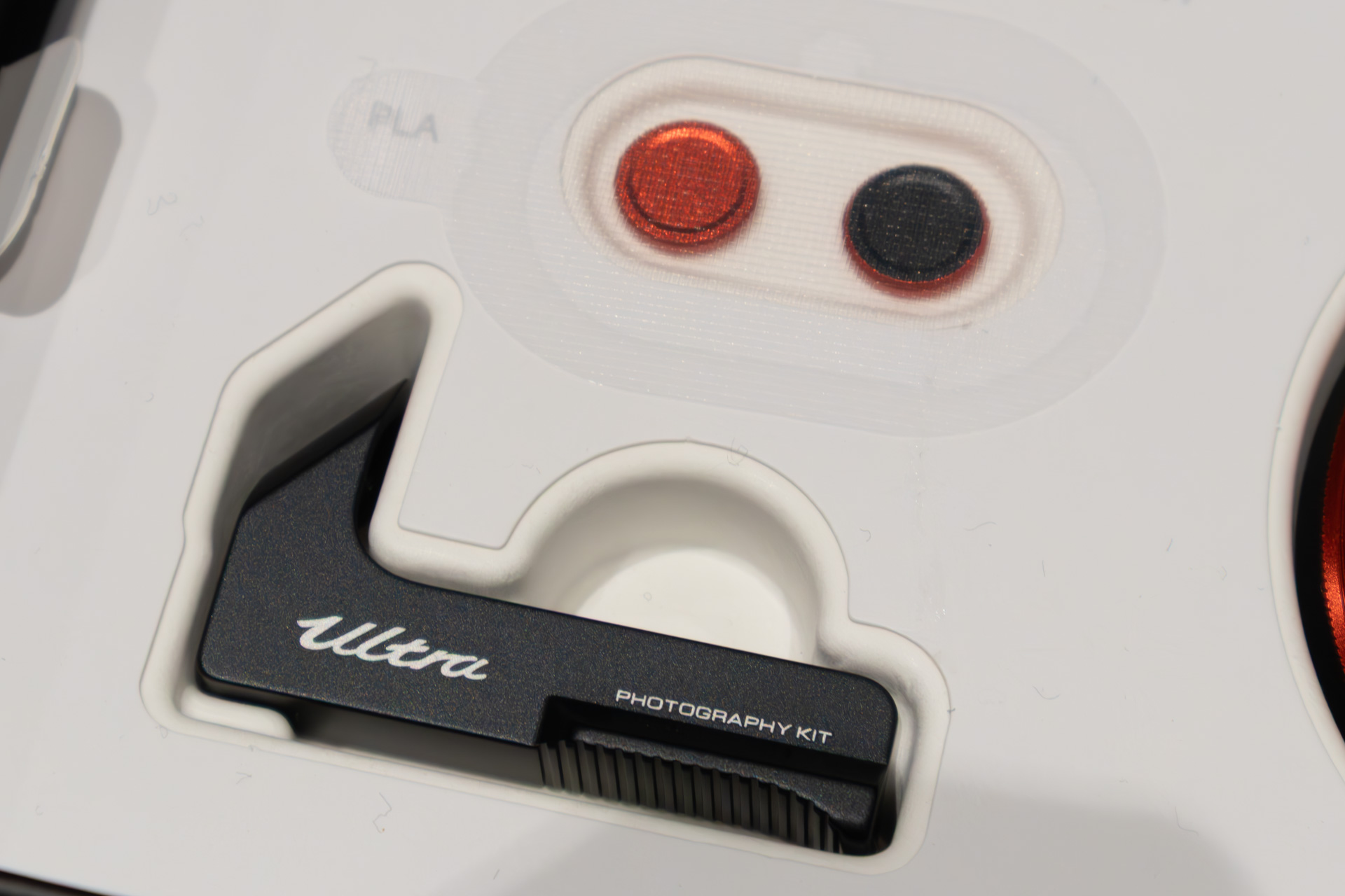 こちらもあたらに用意された着脱式のシャッターボタン（上）。シャッターにねじ込むことで高さが増し、押しやすくなった