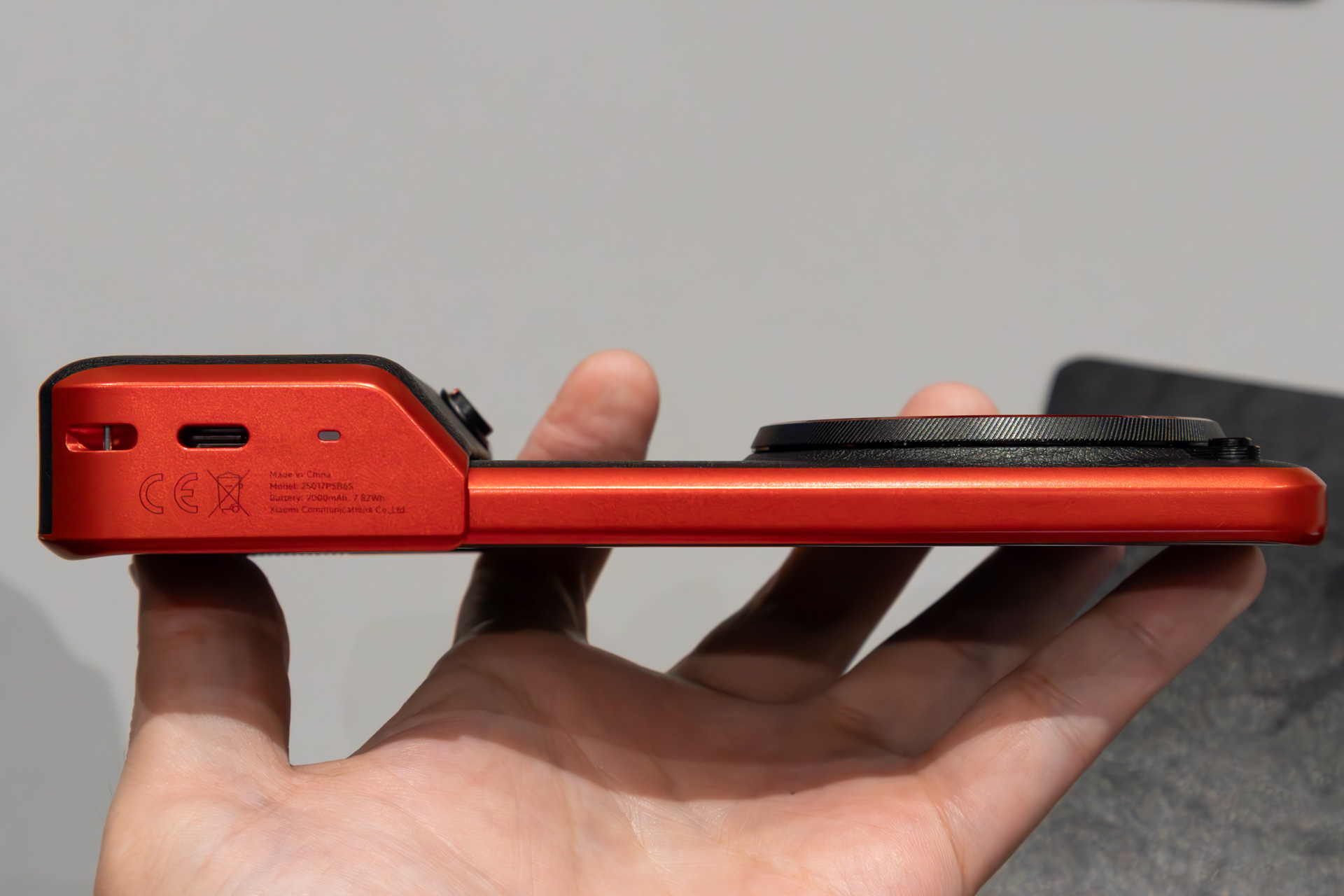 下部にはストラップホールやUSB Type-C端子があった