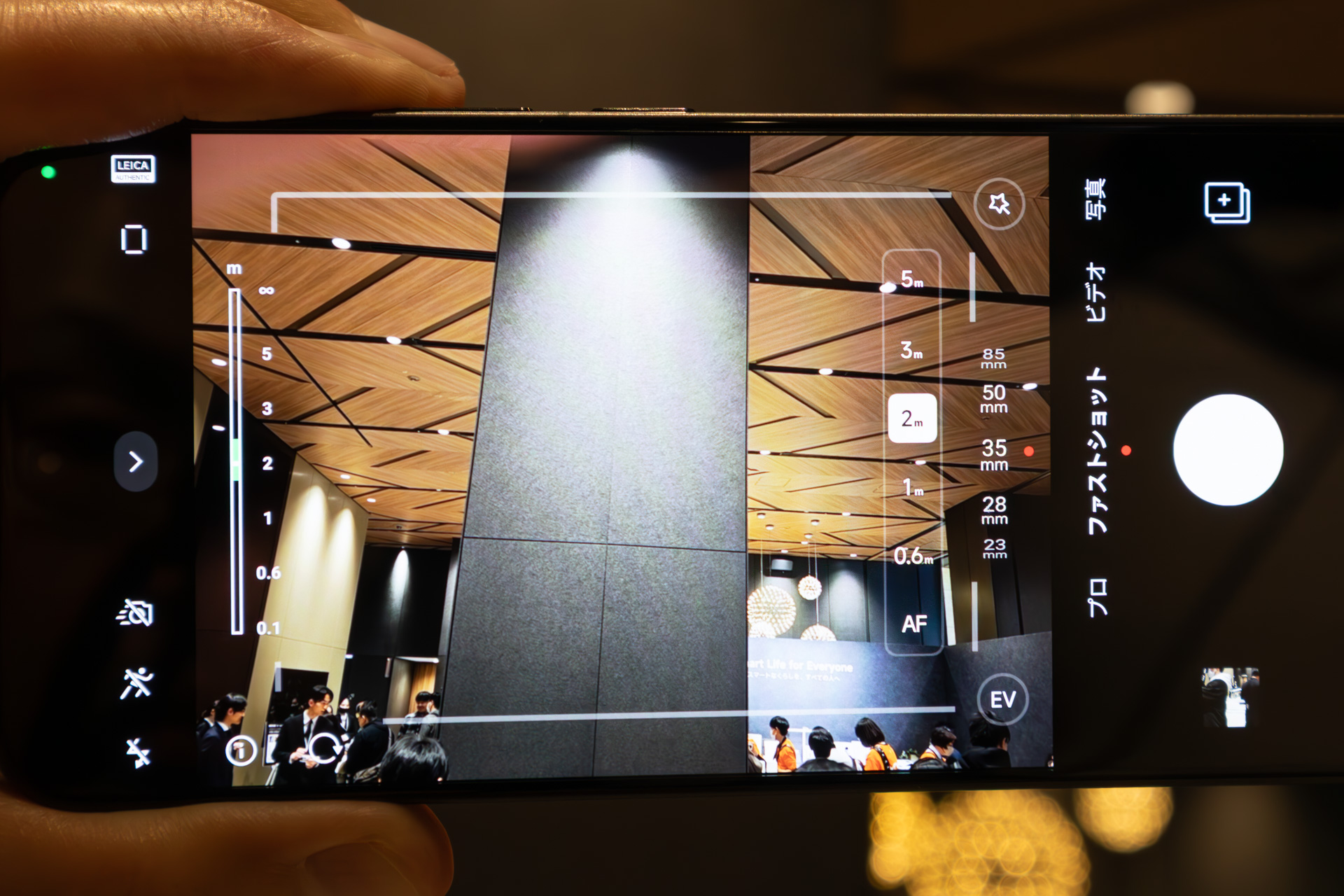 レンジファインダーカメラのブライトフレームを模していて、写る範囲よりも広く見ることができる