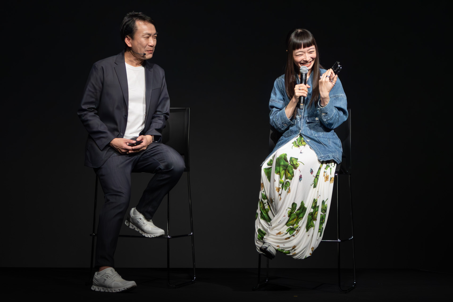 写真家の市川渚さん（右）