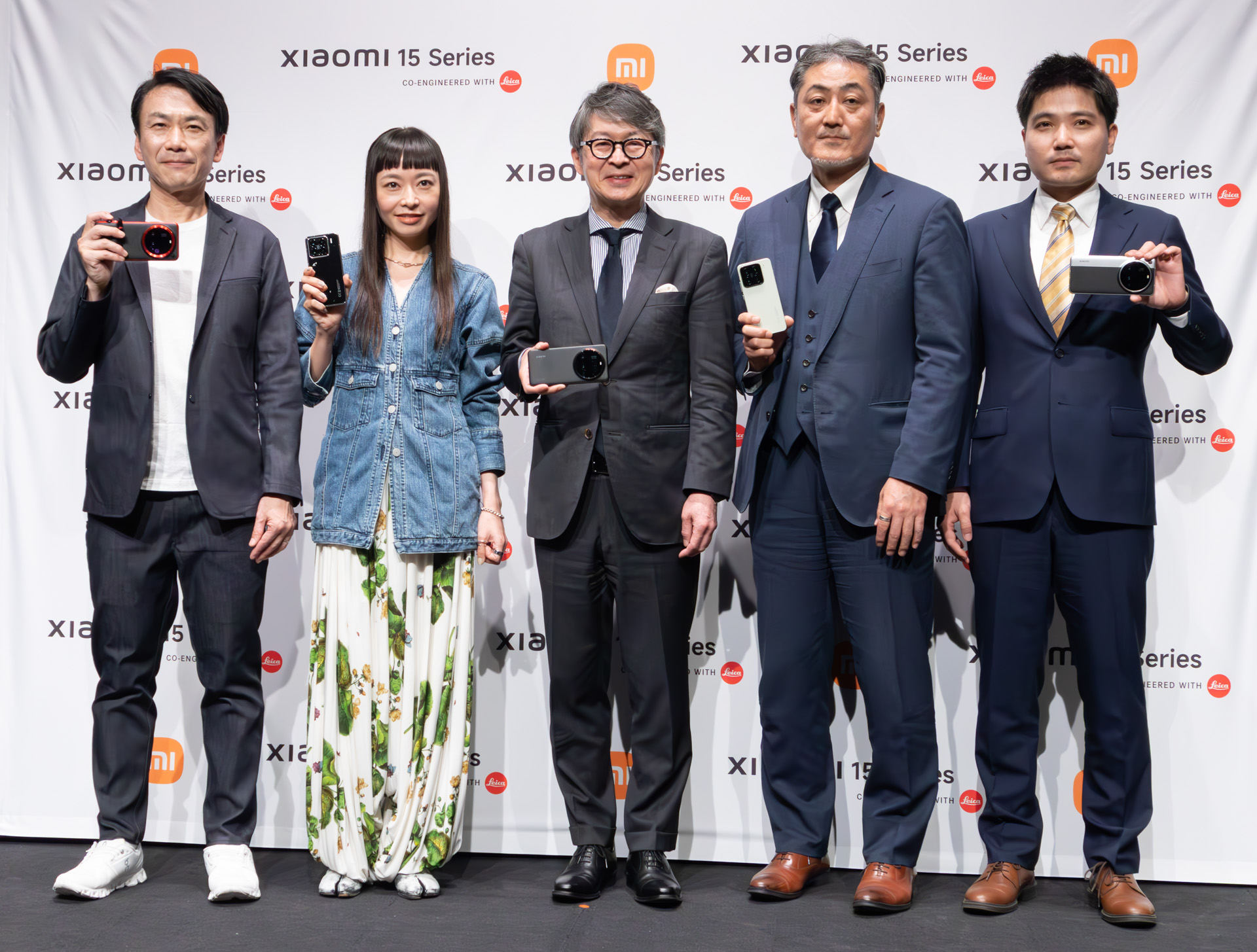 発表会で登壇したメンバー。左から小米技術 プロダクトプランニング本部長の安達晃彦氏、写真家の市川渚氏、ライカカメラジャパン 代表取締役社長の福家一哲氏、イオンモール 取締役 上席執行役員の坪谷雅之氏、小米技術 取締役副社長の鄭彦氏