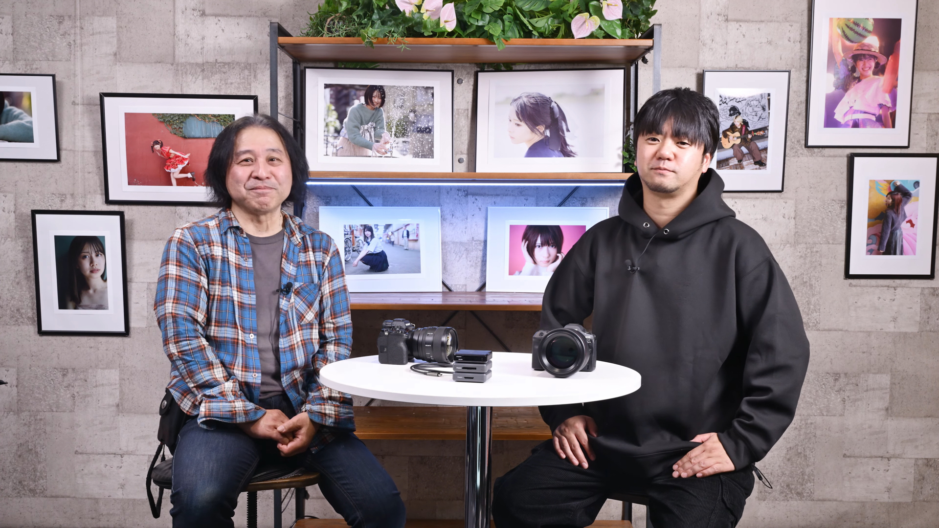 魚住誠一さん（左）と高田メタルさん（右）。ポートレート撮影にくわえ、音楽活動という共通点もあり親しい2人