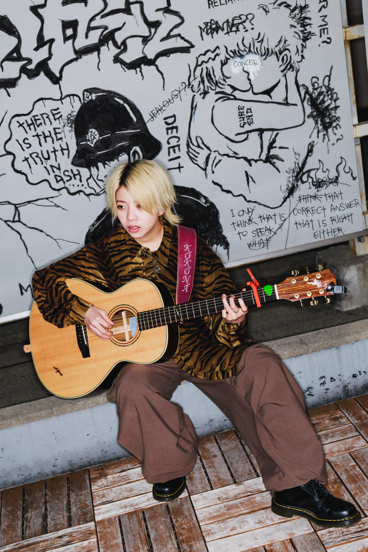 背景の帽子のイラストとの位置関係も絶妙<br><span class="fnt-85">EOS R5 Mark II／RF28-70mm F2.8 IS STM／44mm／マニュアル露出（F4.0、1/125秒）／ISO 160／WB：オート／モデル：花梨りこ／撮影：高田メタル</span>