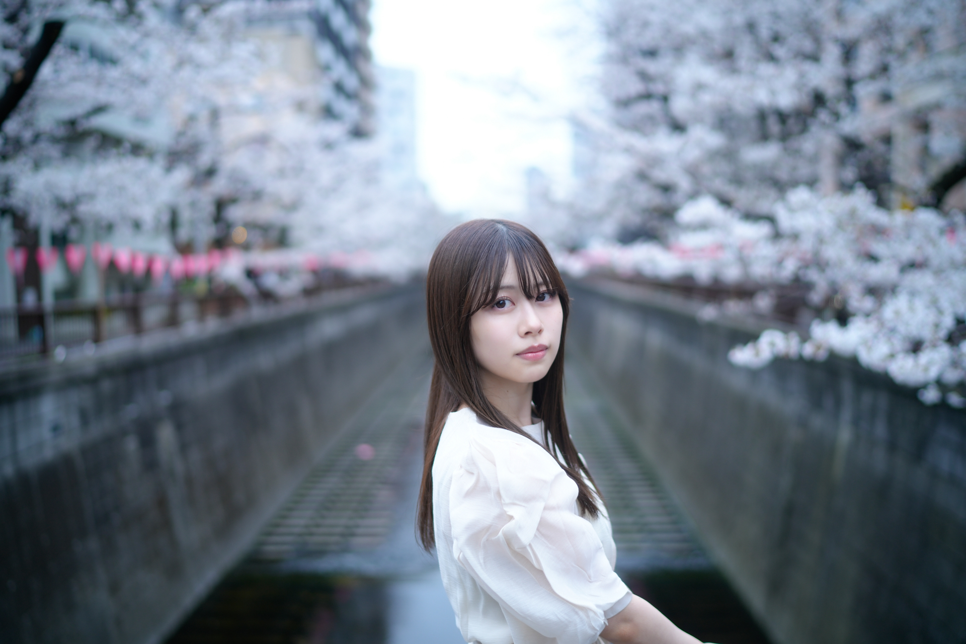 昼間は多くの人で賑わう目黒川の撮影スポットにて、朝6時過ぎに撮影<br><span class="fnt-85">α7R V／FE 35mm F1.4 ZA／35mm／マニュアル露出（F1.4、1/320秒）／ISO 200／WB：オート／モデル：HONO／撮影：魚住誠一</span>