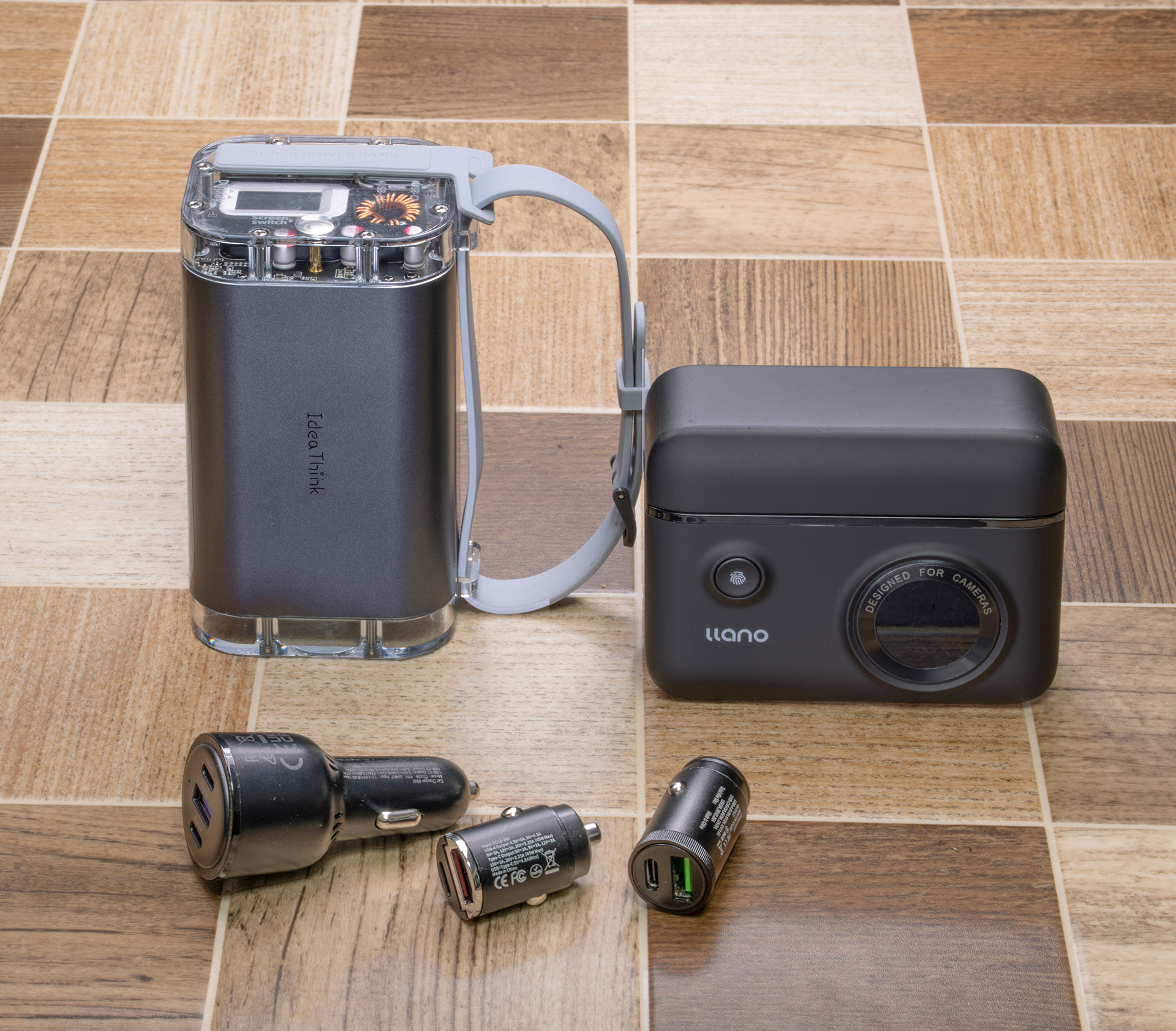 説明の必要もないかもだけど、手前はUSBカーチャージャー（3種類）、右がバッテリーチャージャー、左はモバイルバッテリーです。これまでも色々買ってトライ＆エラーしてきたけど最近更新したので、ご報告なわけです