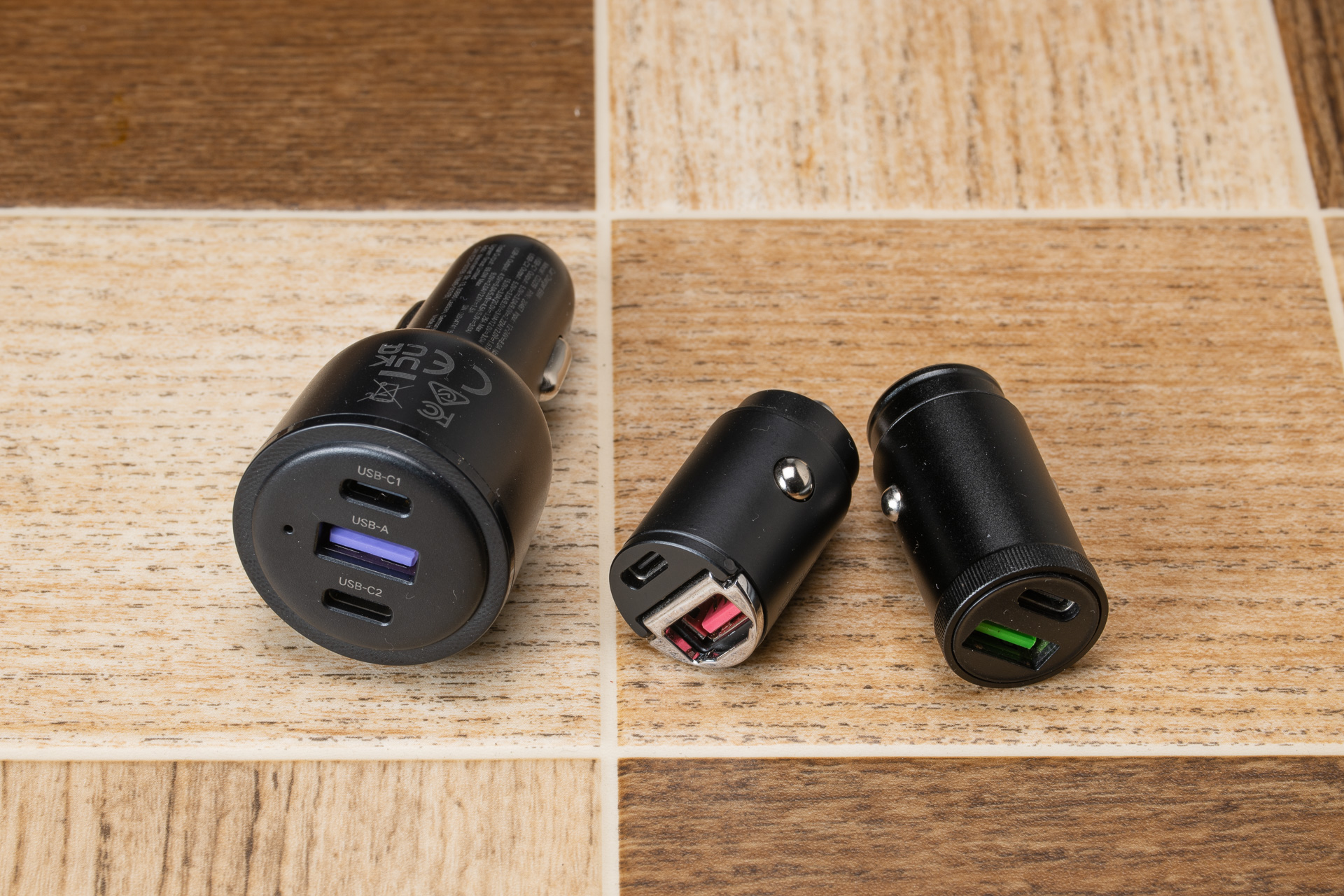 最近では100Wのものも多く出回ってきてるけど、65Wを選んでるのは大方のシガープラグは12V10Aなので最大120W。レンタカーだとここから他の電装品に電源をとっているかもしれないので、余裕を持って65Wを選んだのです