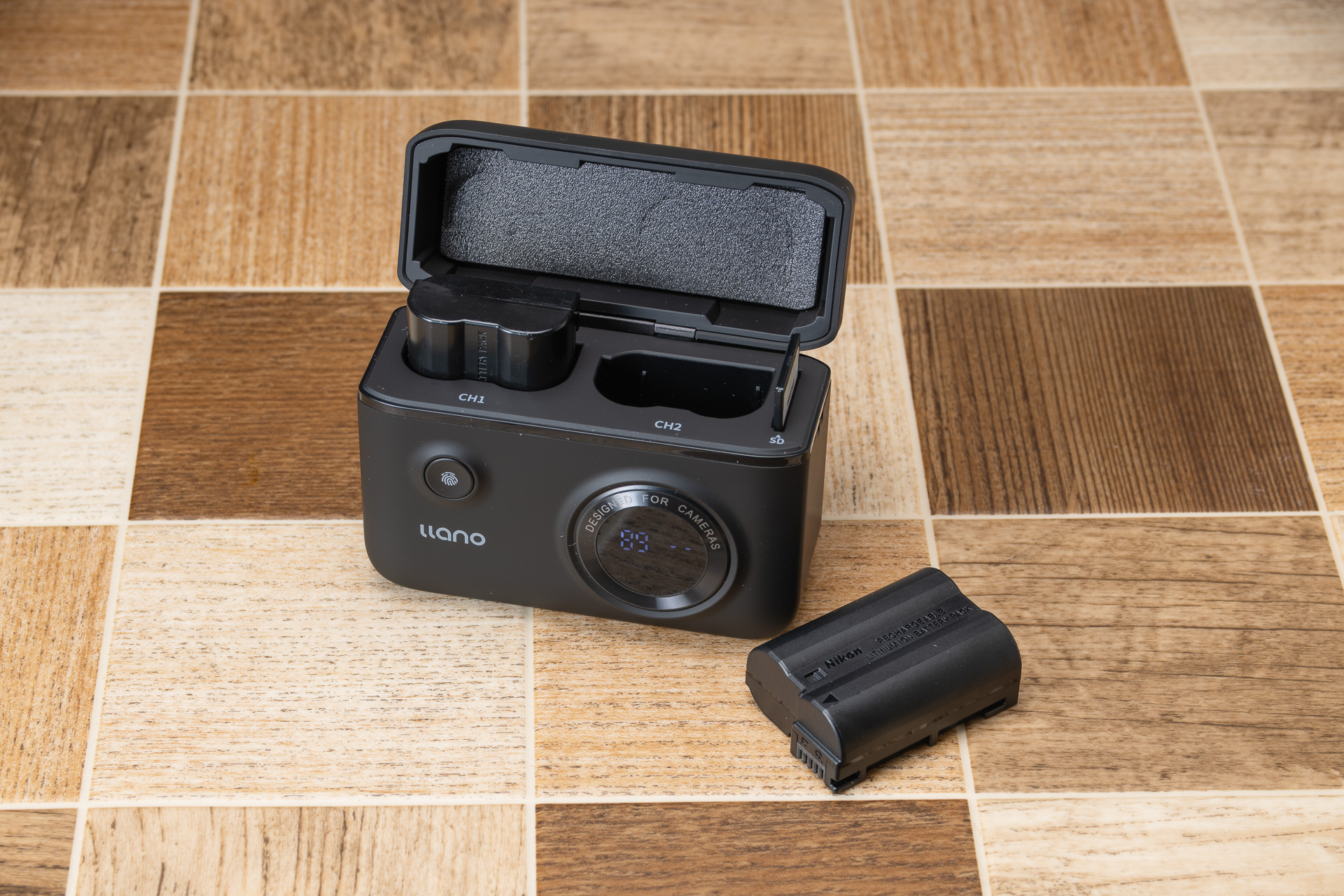 ニコン用。最新のバッテリー、EN-EL15cも充電可能