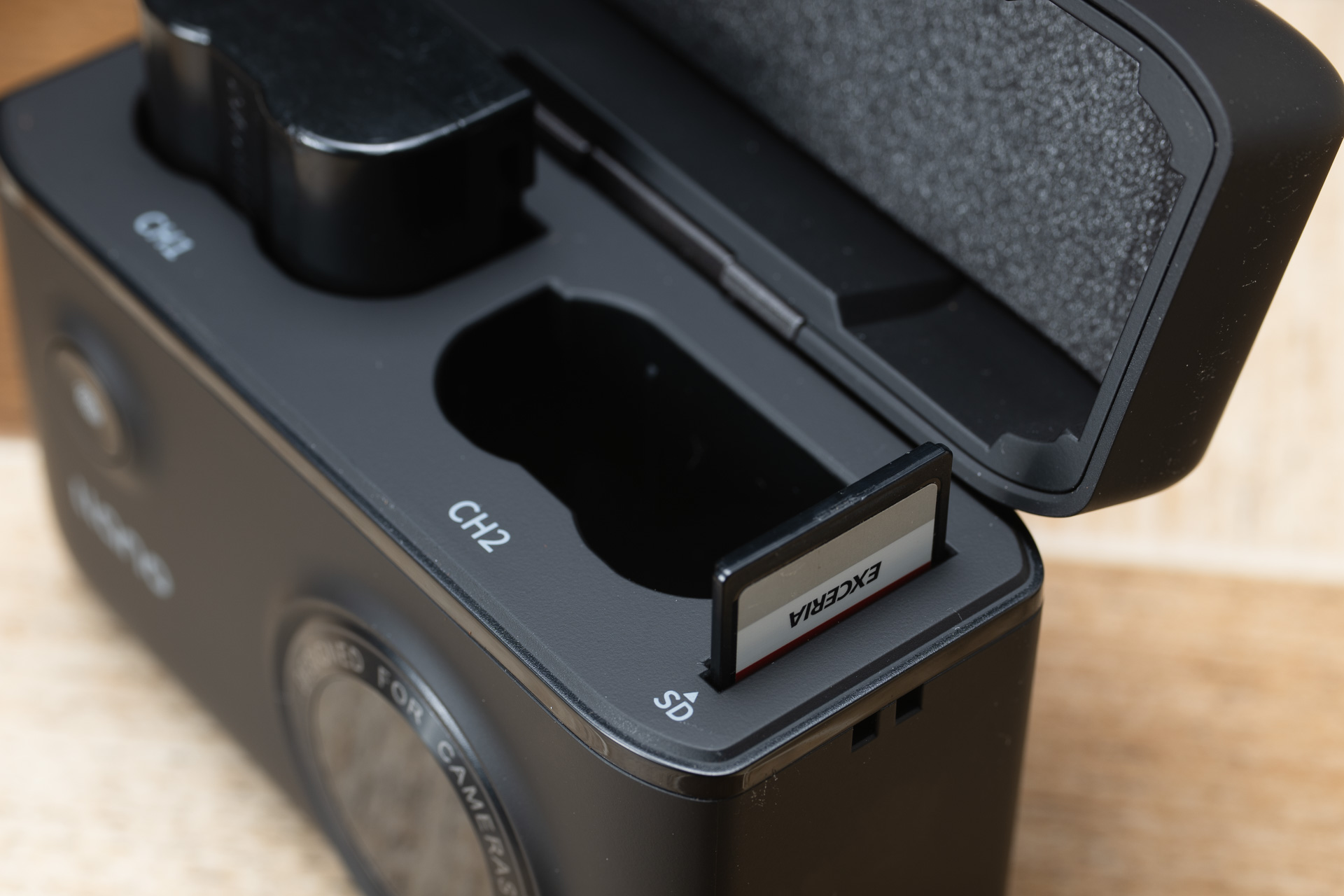 右にカードホルダーがある。ホルダーであってリーダーではないの注意