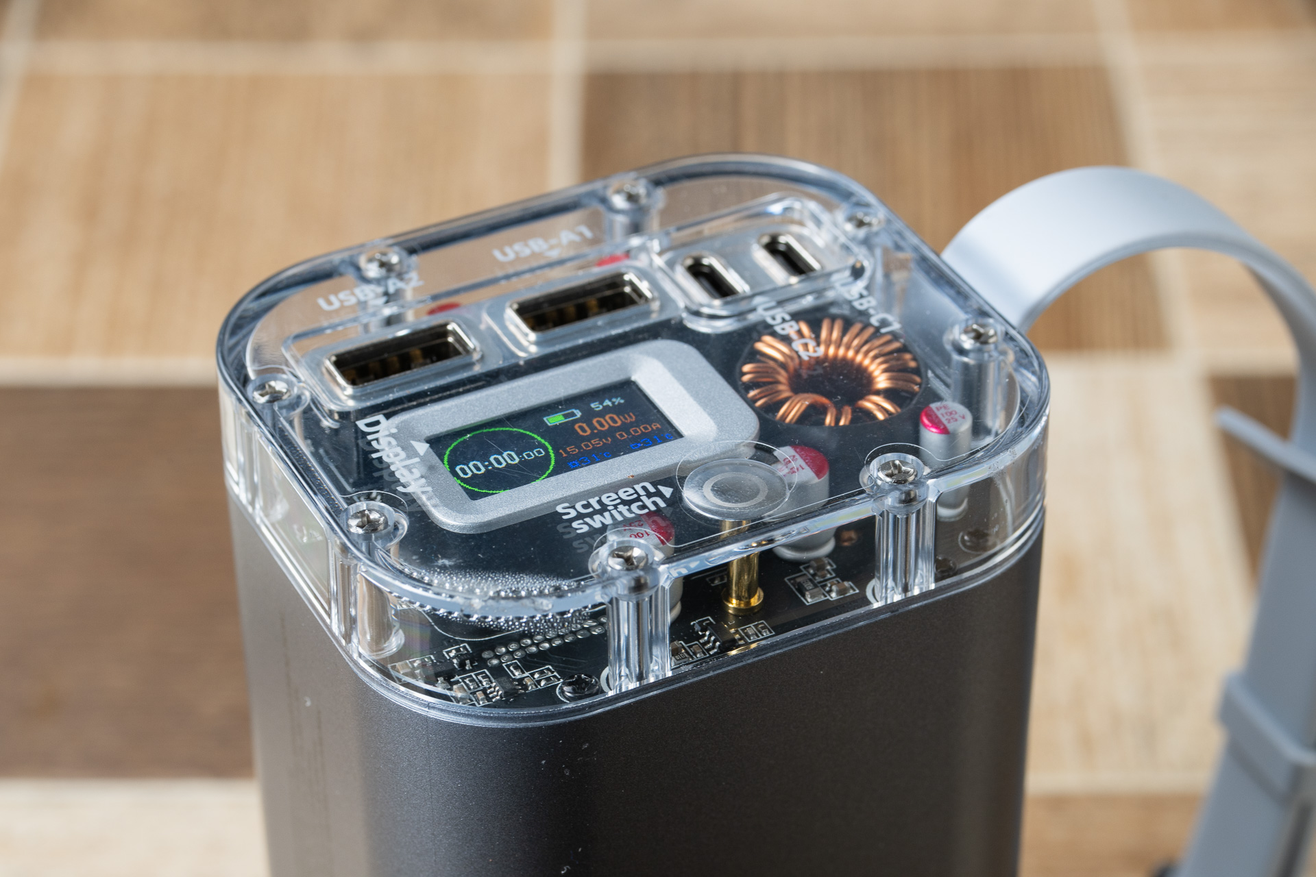 同容量の他製品よりもやや小さめの筐体でありつつ、最大100W入出力。パススルー充電、PD、QC対応と機能は申し分ない