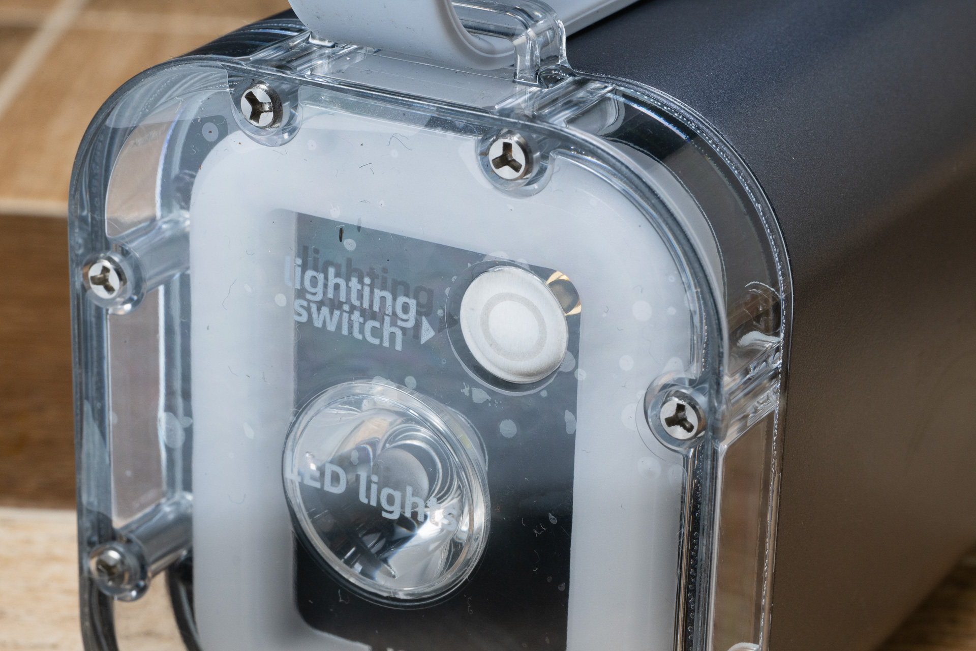 底面にはLEDライト。真ん中にスポット、周囲に広範囲を照らすランタンライト。どちらもかなり明るい。スイッチはタッチ式。機能を示している文字は印刷ではなくシールであった。確認のため、1度剥がしたので気泡が入ってしまった