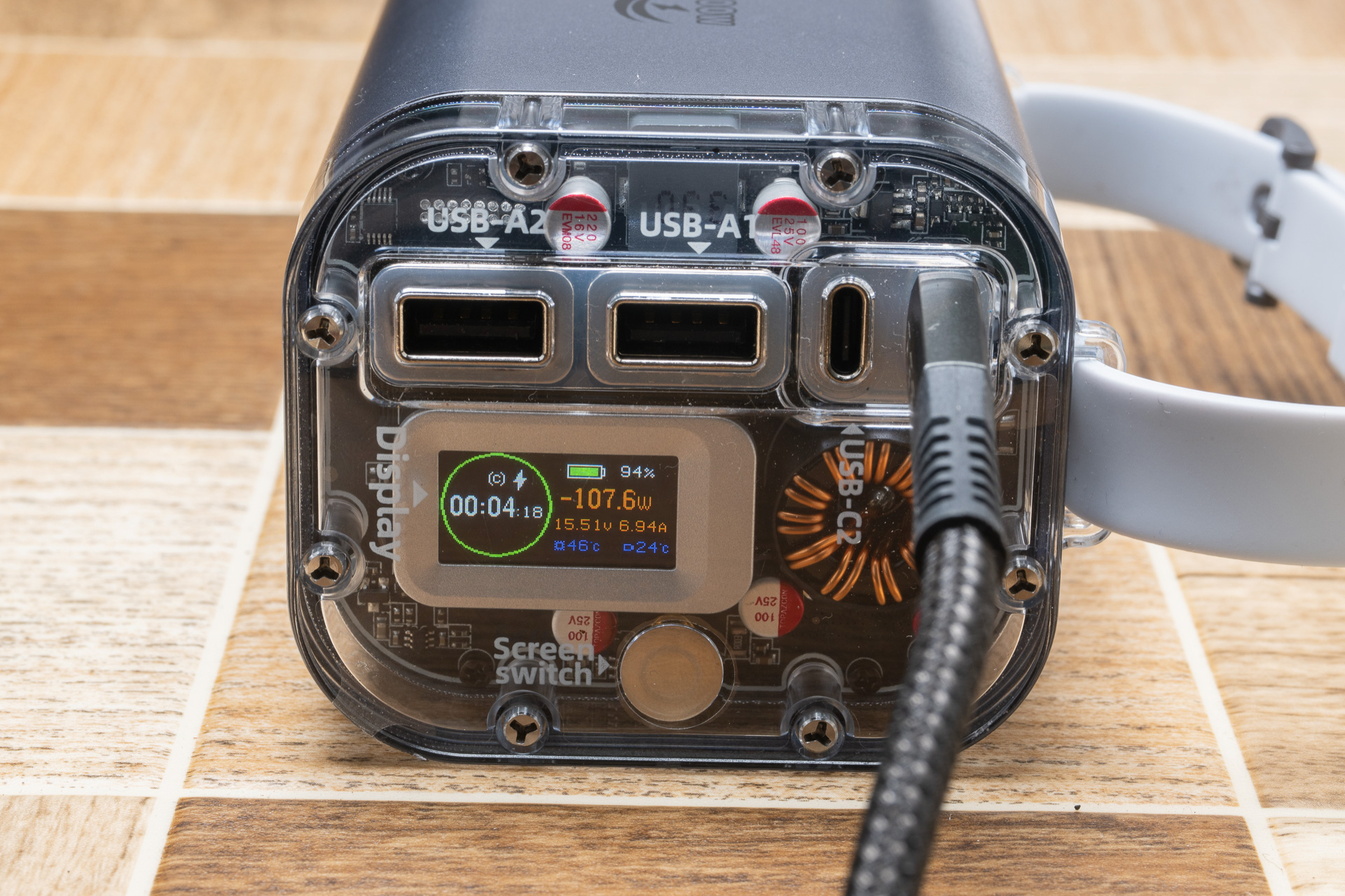 USBはType-C×2個、Type-A×2個。100Wで出力する時は右のType-Cを使う。総合100Wであるので、何口さすかによってUSBそれぞれの出力は変わる