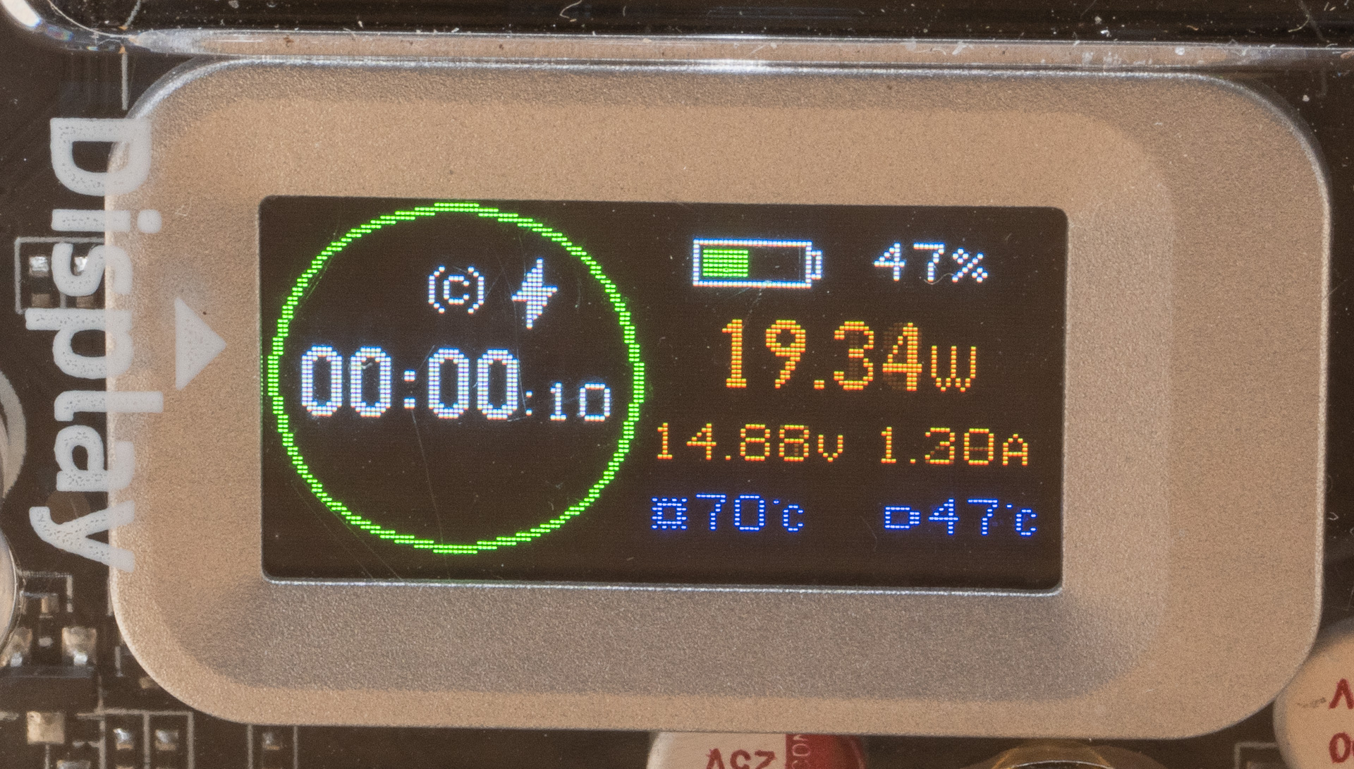 こちらは出力をせず、100W充電器で充電をしている状態。青字で表示されているのは制御基盤の温度と内蔵されたバッテリーの温度。温度が高い時には100Wでは充電されない。バッテリーを痛めない適切な入力で充電されているということだ