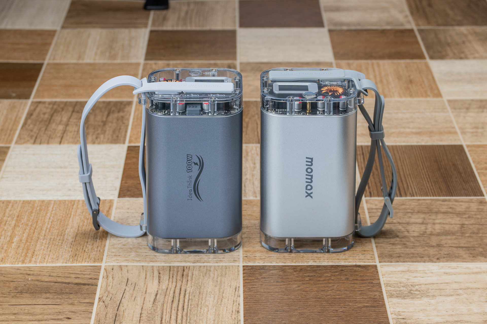 左が最初に買った「Idea Think」、右が後から買い足した「MOMAX」