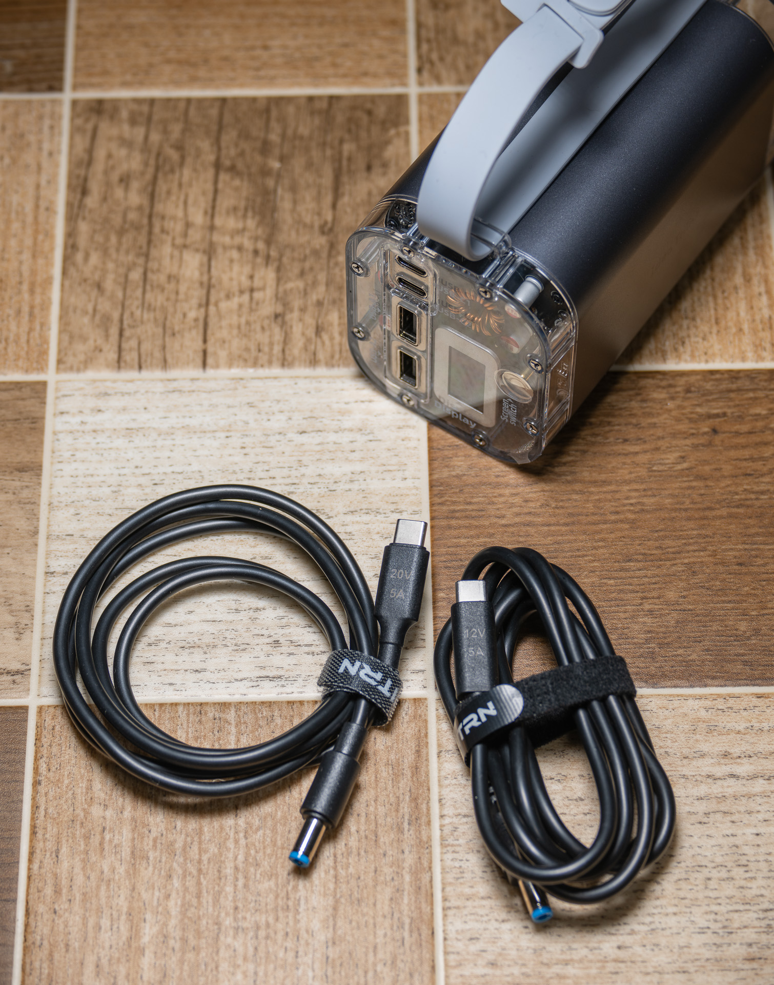 USB-C PD トリガーケーブルと検索すると良い。様々な電圧に変換できる