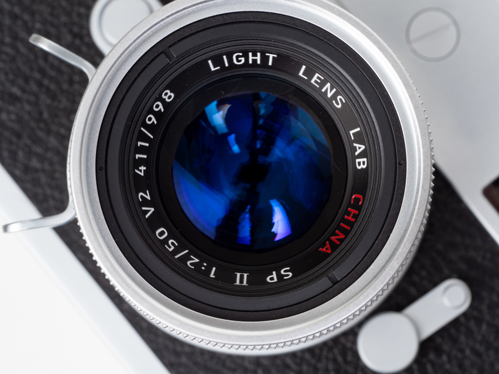 コーティングは深いブルーです。あまり見たことない色なのですが、このために、レンズだけを見るとシリアスな雰囲気があります。