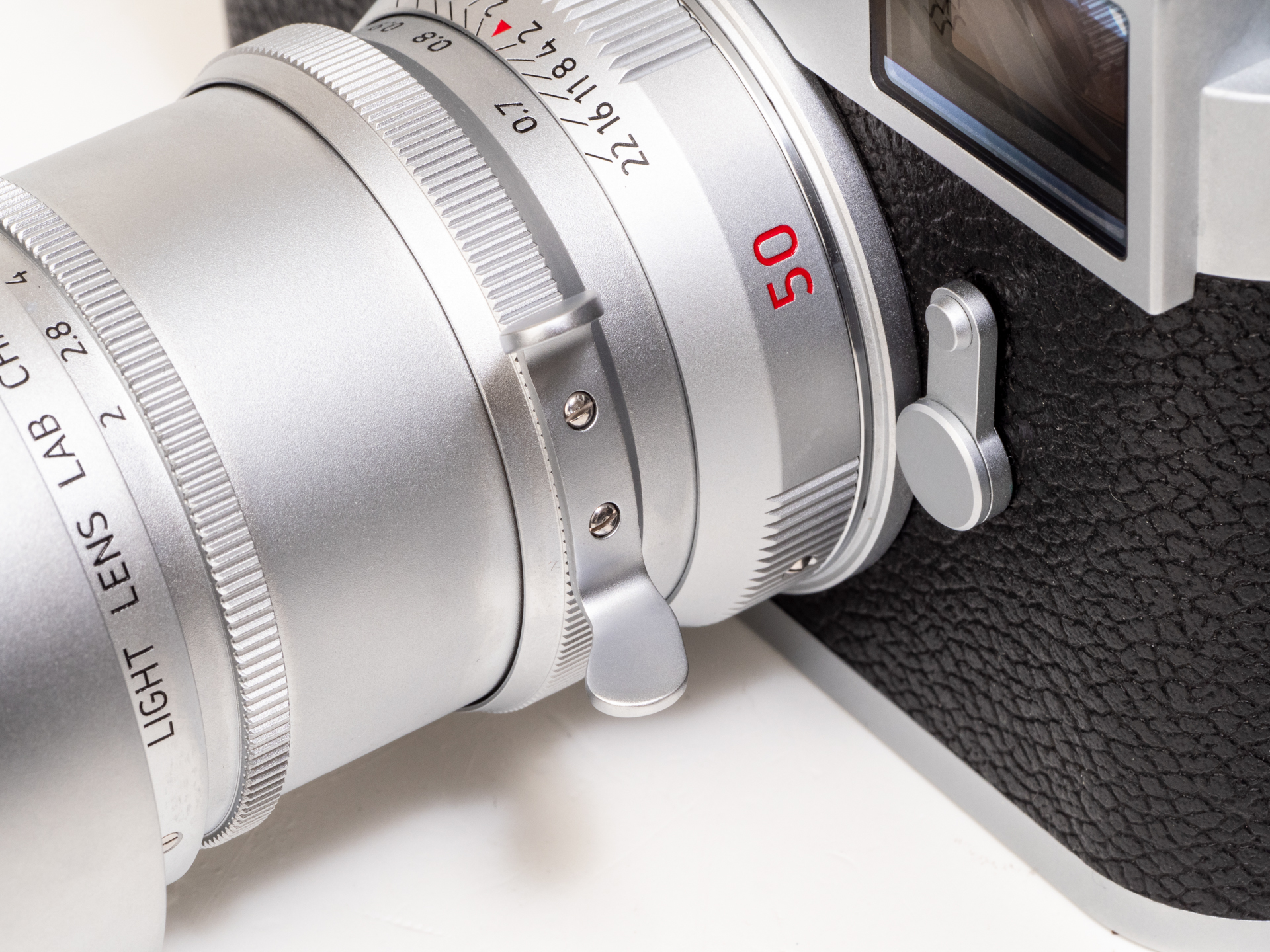 変わった形のフォーカスレバーです。蝶々の羽とかを連想します。シャフトタイプのものもあるのですが、色気はないわけで、やはりこちらでしょう。指がかりは悪くはないです。