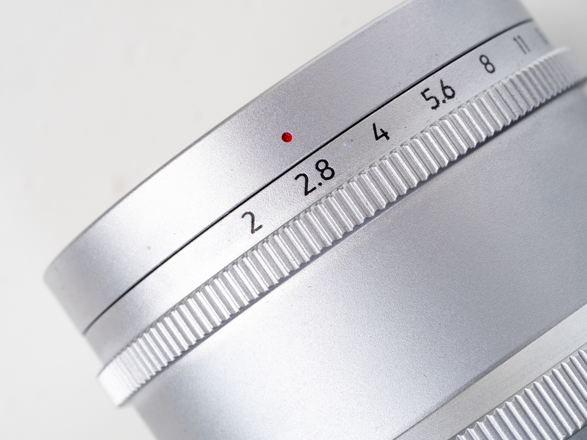 絞り指標。クリックストップがないのはシネレンズという趣を出したいからなのかなあ。ファインダーを覗いて、クリックを頼りに絞り設定するのは難しいです。