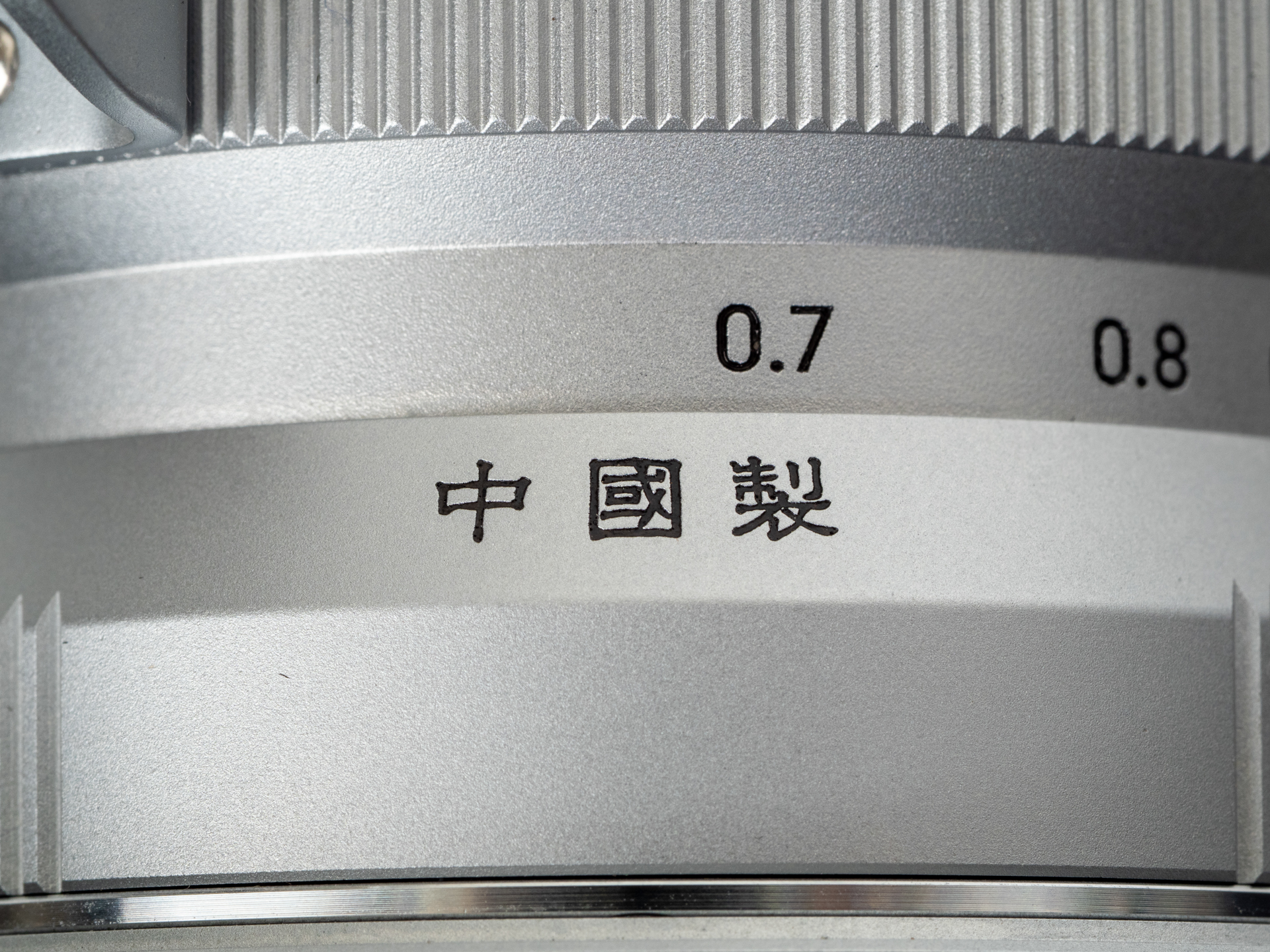 レンズがどこの国で製造されようがさほど気にすることはないですが、ここまで漢字で明確に刻印するということはメーカーの矜持なのかもしれません。