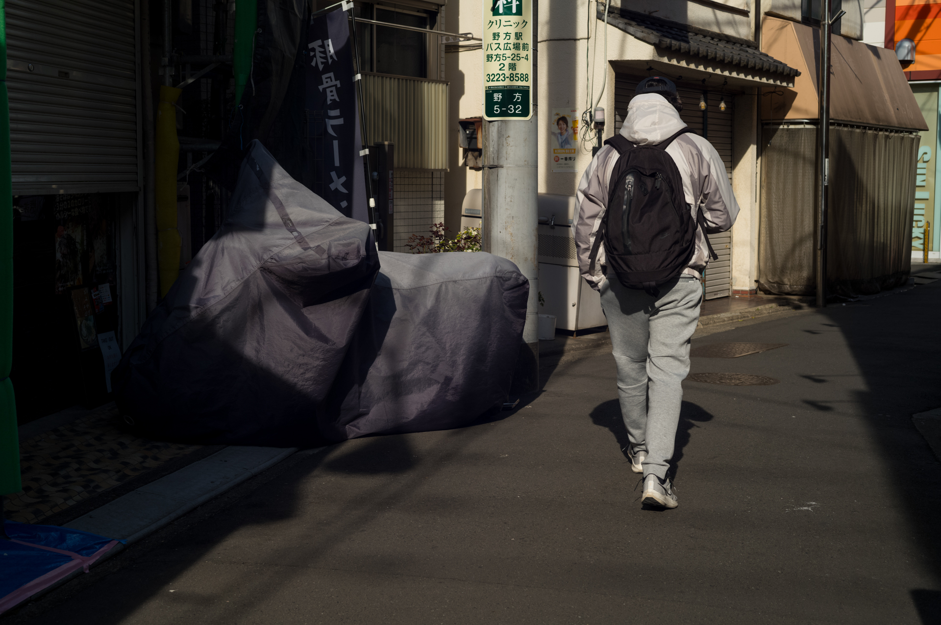 絞って使用しますと、今後の残りの人生も一緒にうまく手を携えて、やってゆけそうな気になります。こうした描写をみますとモノクロフィルムを使いたくなりますね。もし機会があればご報告します。<br><span class="fnt-85">ライカM11-P／LIGHT LENS LAB M 50mm f/2 SPII／50mm／マニュアル露出（1/1,000秒、F8.0）／ISO 200</span>