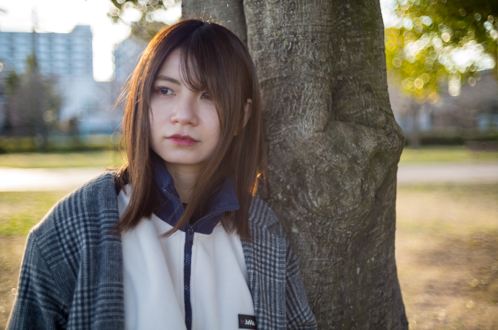 至近距離で絞り開放、きちっとハレを切らないと、コントラストが低くなります。周辺の玉ボケもワイルドです。軟らかいなどという甘い描写ではなく、レンズ表面か鏡筒の中で光が遊んでいるような描写です。でも合焦点の解像力は立派です。ポートレートを撮影する方は使いこなす甲斐があるかも。知らんけど。（使い方合ってますか？）<br><span class="fnt-85">ライカM11-P／LIGHT LENS LAB M 50mm f/2 SPII／50mm／マニュアル露出（1/780秒、F2.0）／ISO 400</span>