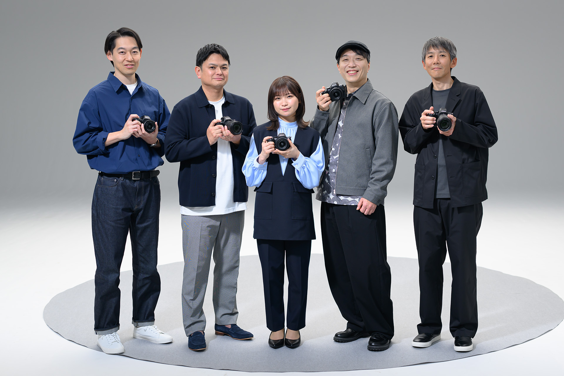 左から映像事業部第二開発部岡野康介氏、設計プロジェクトマネジャー濱崎淳氏、企画プロジェクトマネジャー櫻井萌那氏、別所隆弘氏、映像事業部第二開発部藤田祐介氏