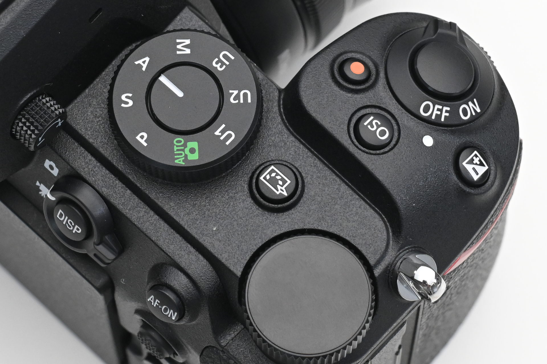 モードダイヤルの右側に「ピクチャーコントロールボタン」を搭載