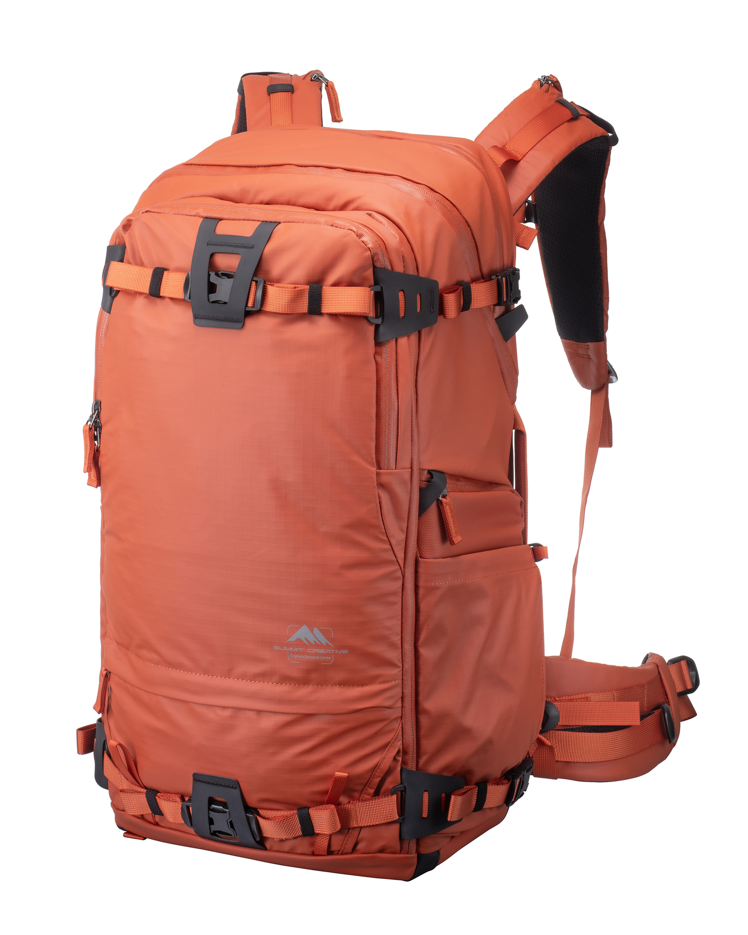 価格：6万7,320円（税込）<br>　<br><b>●SPECIFICATION</b><br>外形寸法（W×H×D）：33×59×22cm<br>内形寸法（W×H×D）：30×（41＋15）×19cm<br>質量：2.8kg<br>容量：45L<br>フロント拡張：7L<br>収納ノートPCサイズ：16インチ<br>カラー：ブラック、ブルー、オレンジ<br>付属品：レインカバー、ウエストベルト、トレッキングポール、取付用ゴムバンド