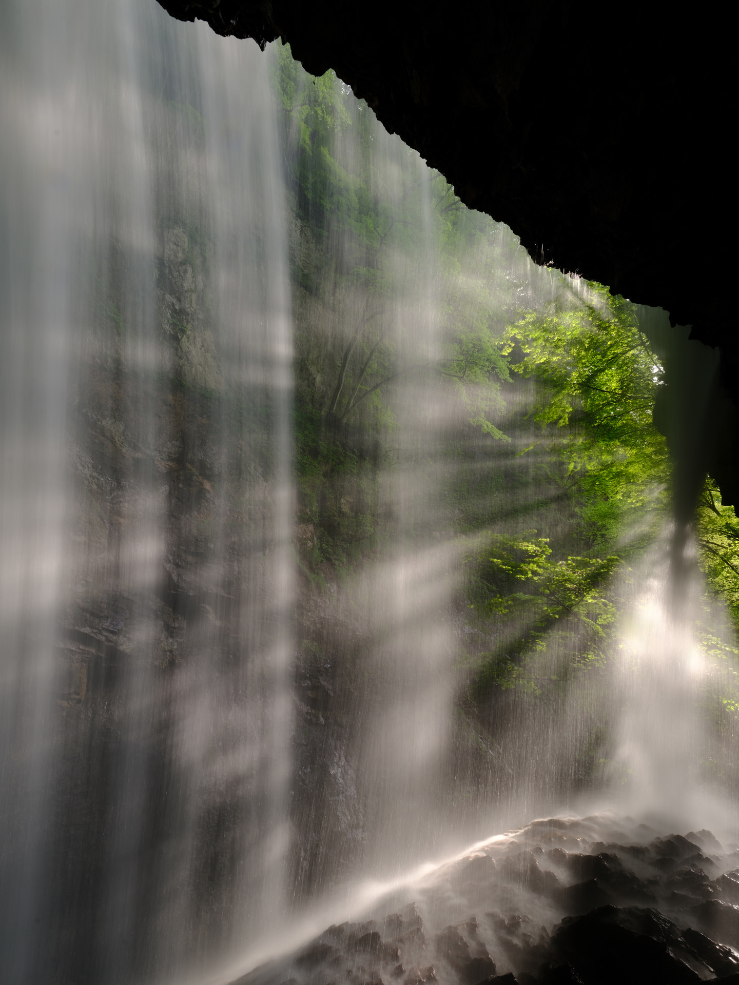 雷滝は裏見の滝で、撮影時は天井からの水滴に苦心する。夕方の低い光でしぶきの光芒を撮影した。撥水性の高いナイロン生地とYKKの防水ジッパーを用いたこのバッグは、置き場所を選ばないので撮影に集中できた<br><span class="fnt-85">富士フイルム GFX100S／GF20-35mmF4 R WR／20mm（16mm相当）／絞り優先AE（F22、1秒、－0.7EV）／ISO 100／WB：オート</span>