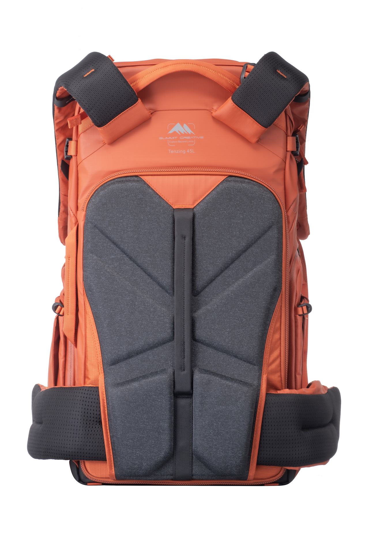 収納容量を考慮するとスリムで、背負ったまま体勢を変えやすい