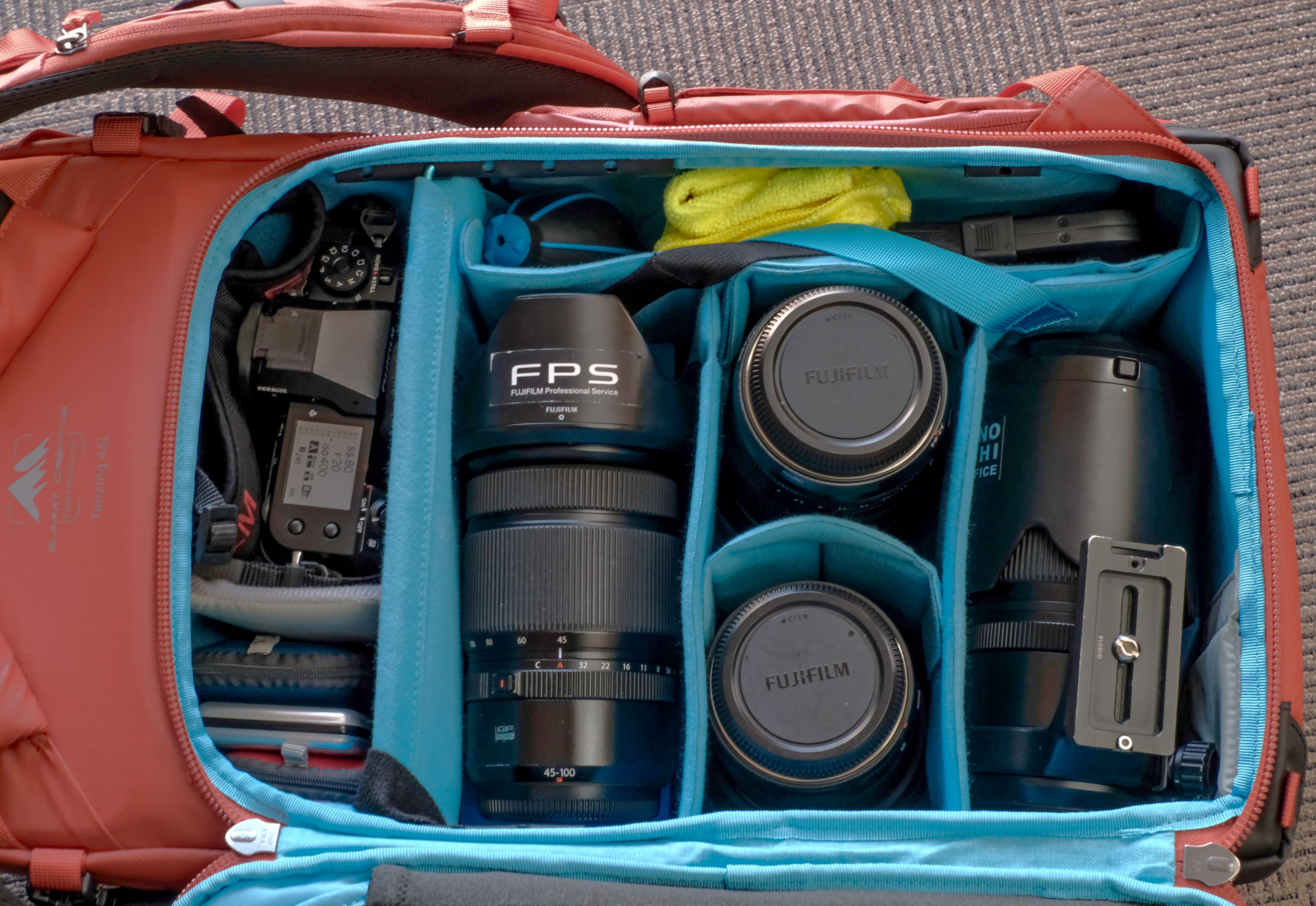 深さがあるので標準から広角域のレンズは縦に収まり、効率が良い