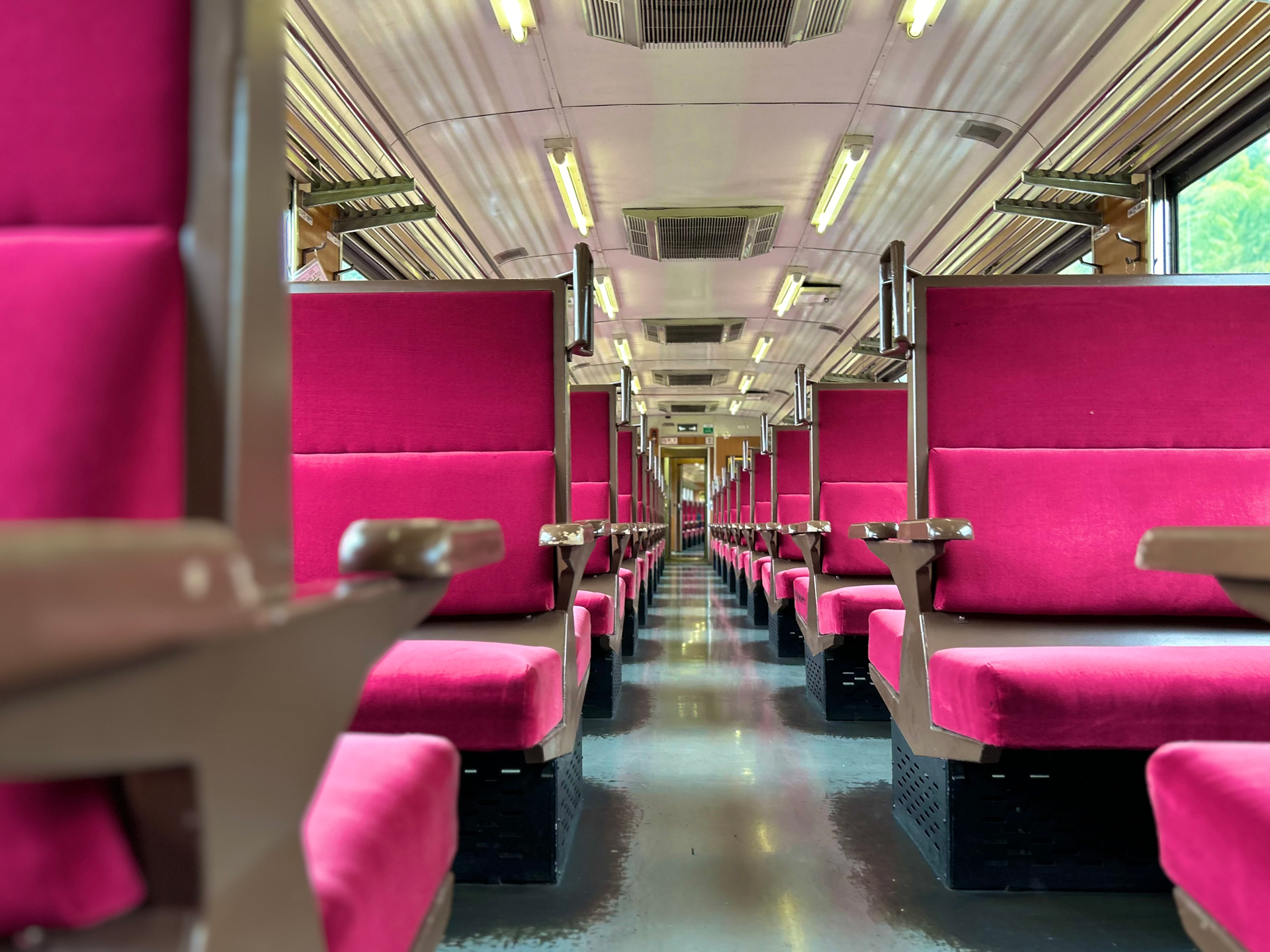 客車は旧国鉄12系客車を使用。ワインレッド色のボックスシートは、昭和レトロなSL列車旅を演出するという