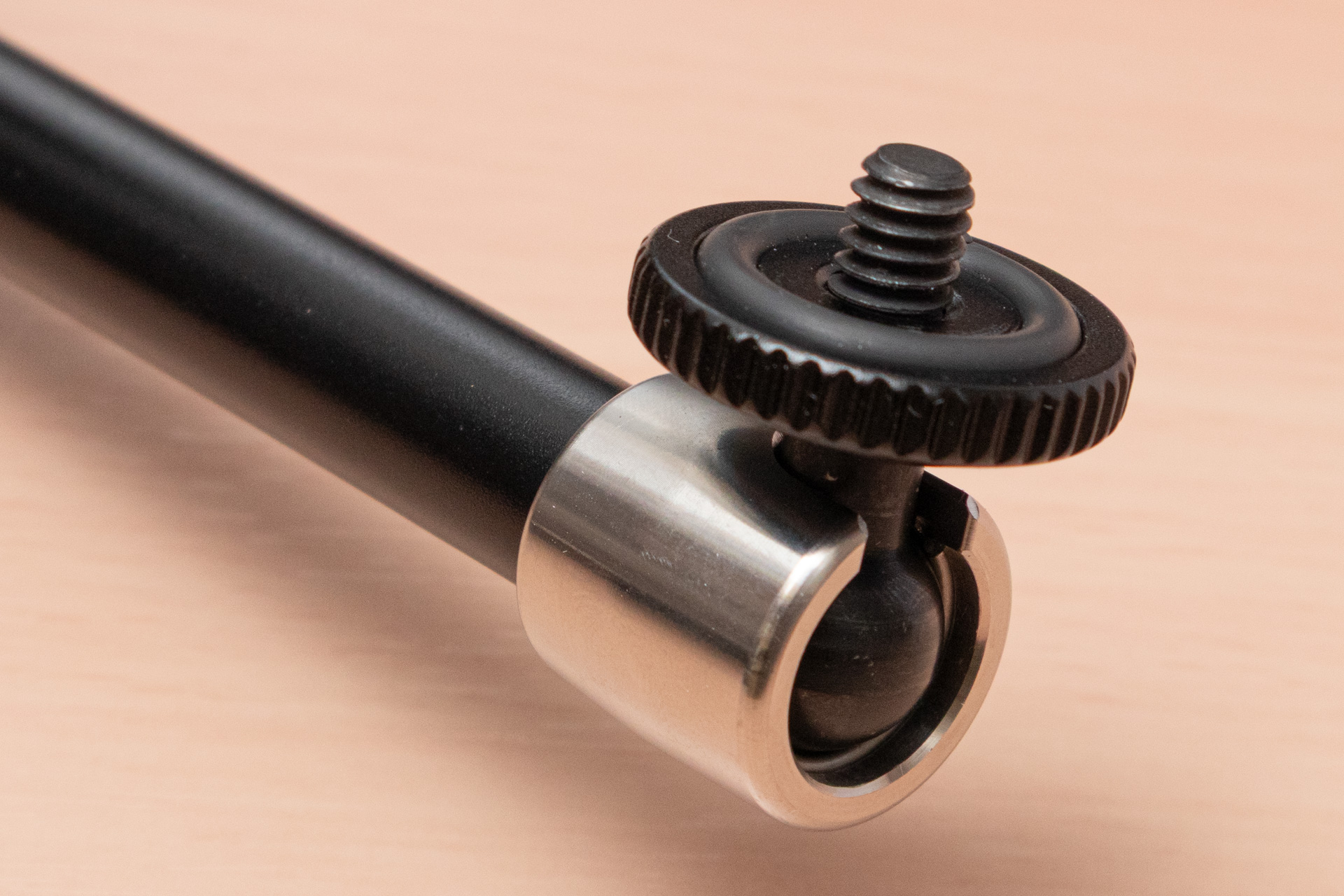 1/4ネジ部分はこのように約90°曲げることもできる