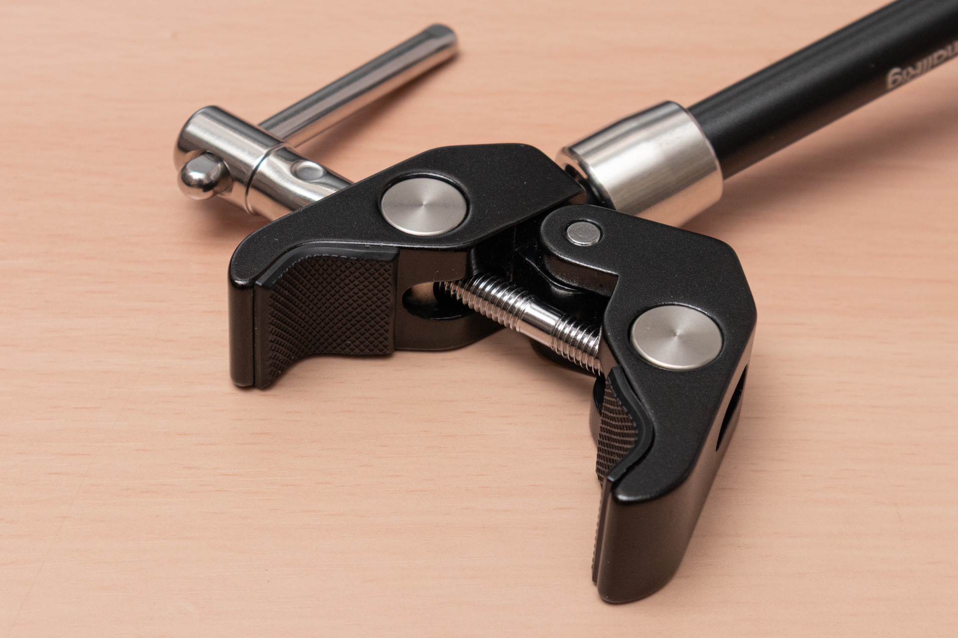 クランプを最大まで開いたところ。5cmくらいまでのパイプを挟めるようだ