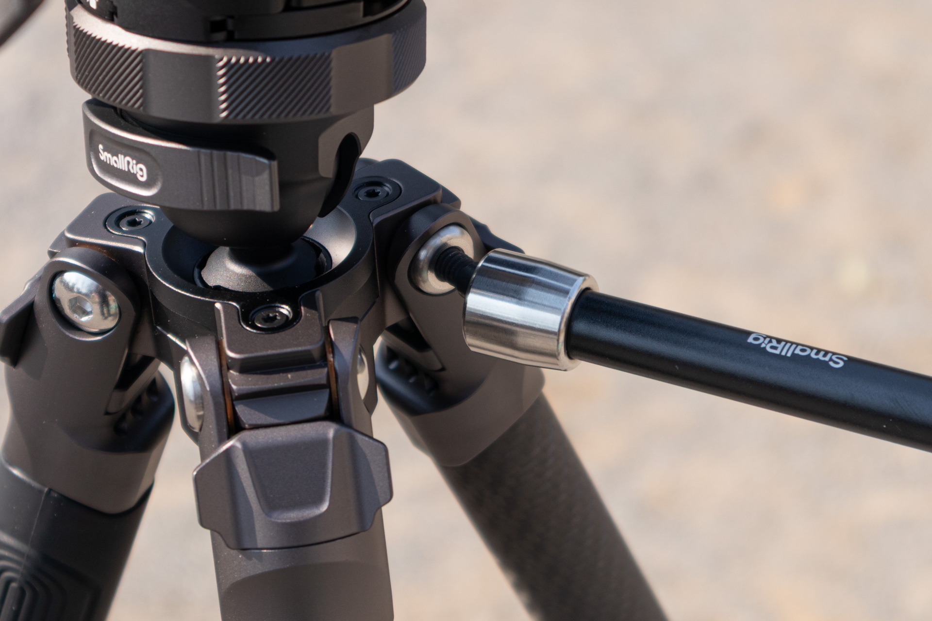 三脚の1/4ネジ穴に直接付けられる