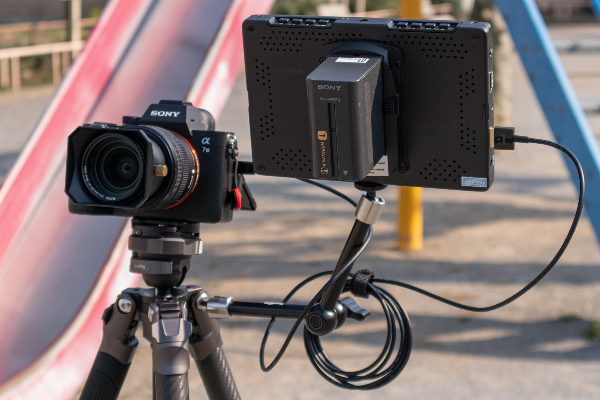 重めのバッテリーが付いているが、問題無く固定されていた