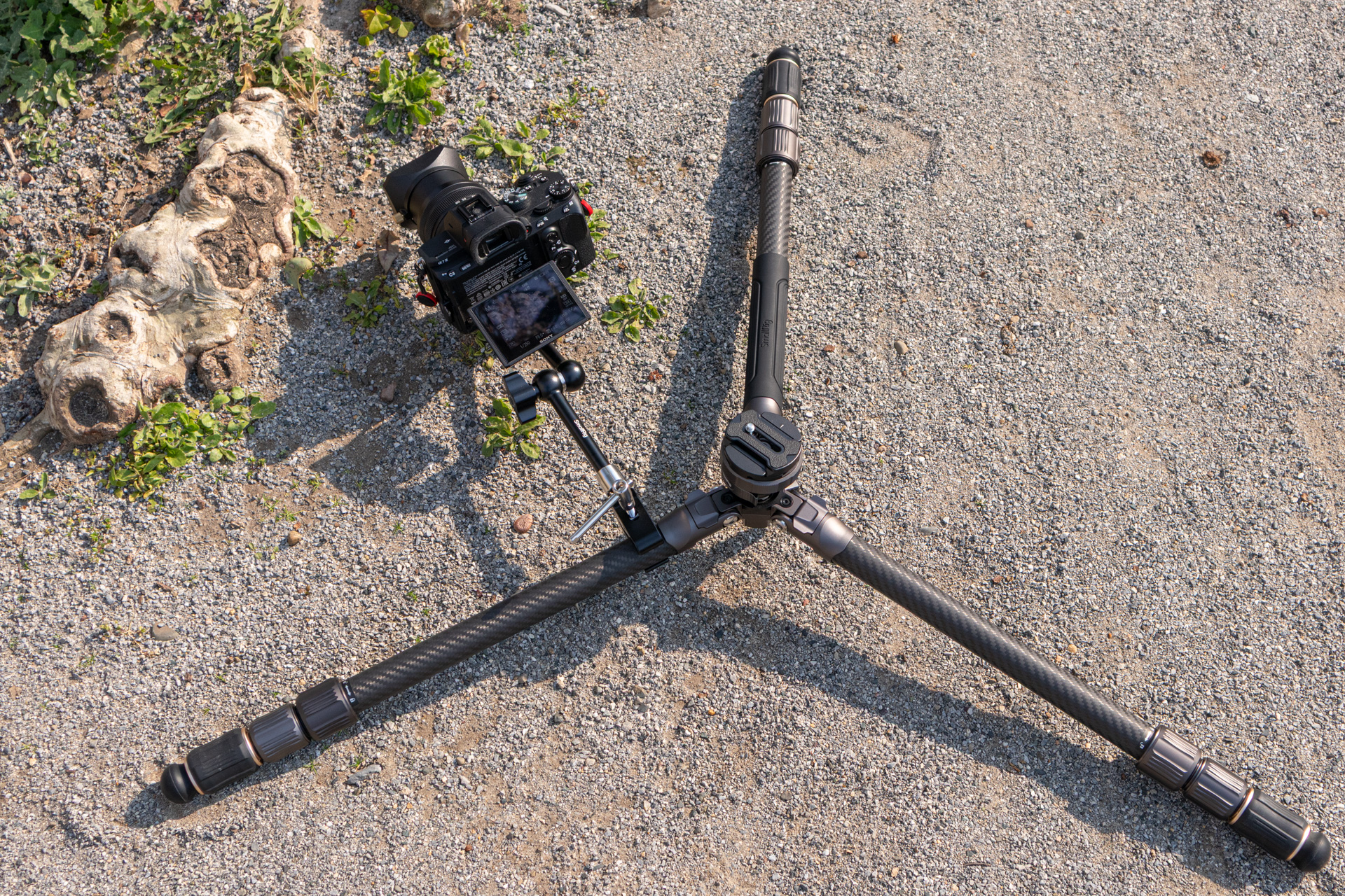 クランプがあるので1/4ネジ穴が無い三脚でも使える