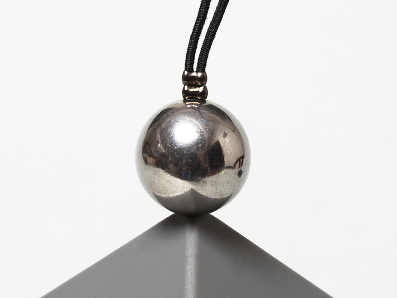 <b>クロマボールを見ると、光源がどの位置にあるのかがわかる。光の方向を知るのに便利だ</b>