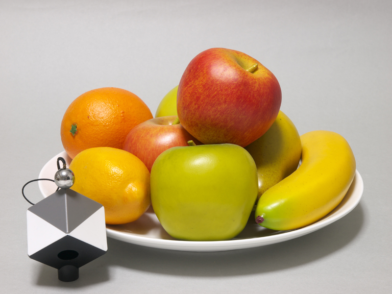 <b>最初に、被写体と一緒にSpyderCUBEを入れて撮影する。カメラ記録モードはRAWに設定。光源はクール色の蛍光灯。ホワイトバランスはオート</b>