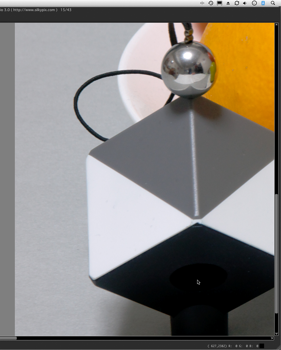 <b>SpyderCUBEのブラックフェースにある穴部分が、絶対ブラック（R、G、Bの数値がすべて0）になるように調整</b>