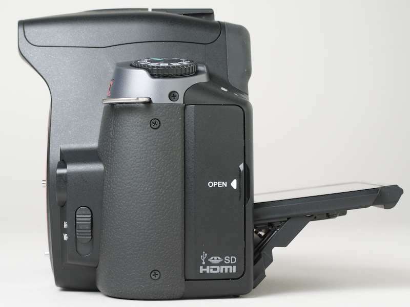 <b>上下チルト式液晶モニターを装備。写真はローアングル時</b>